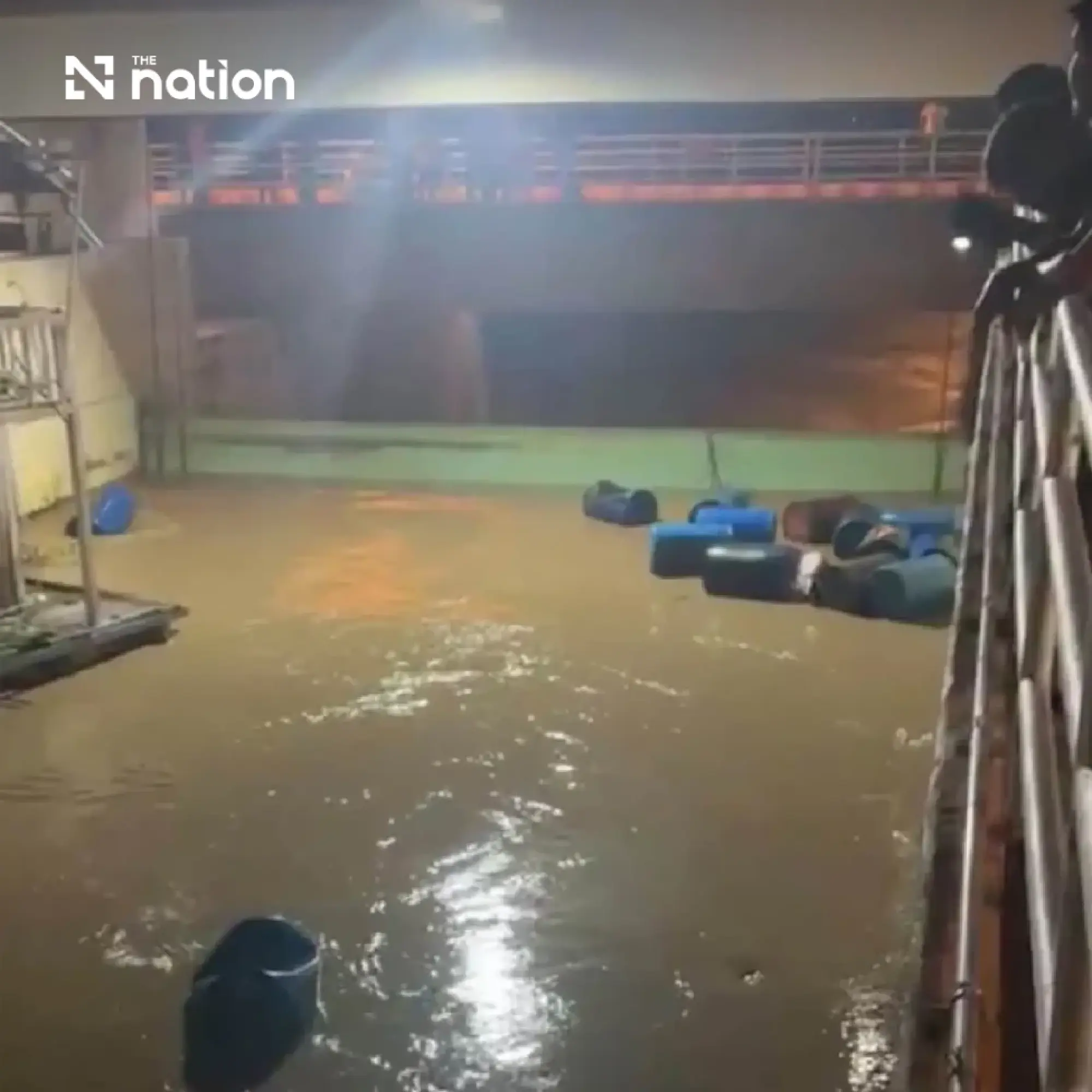 Mae Klong on red flood alert as runaway raft slams into dam gate