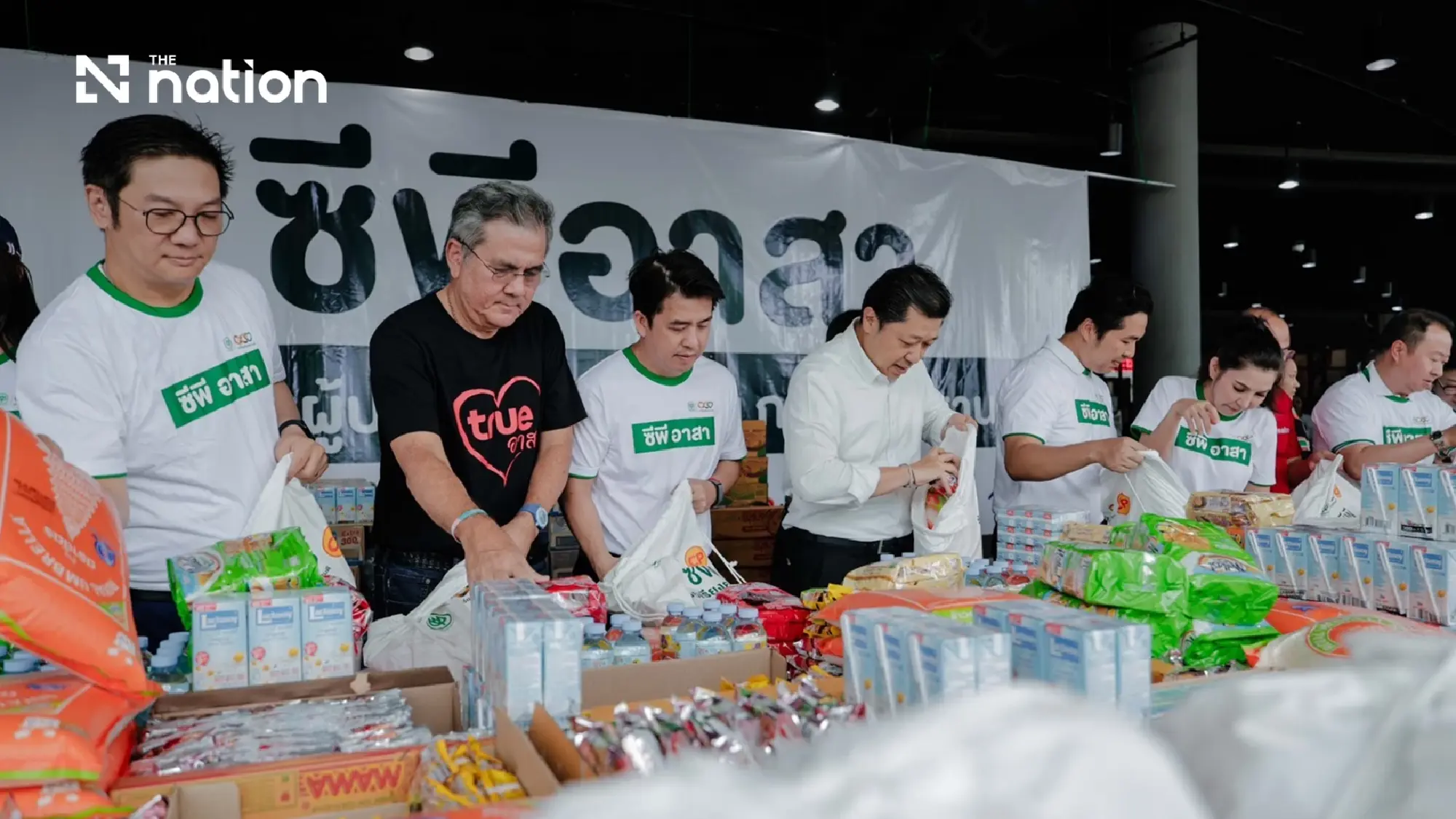 Suphachai leads CP volunteers in packing 2,000 flood relief bags for flood victims