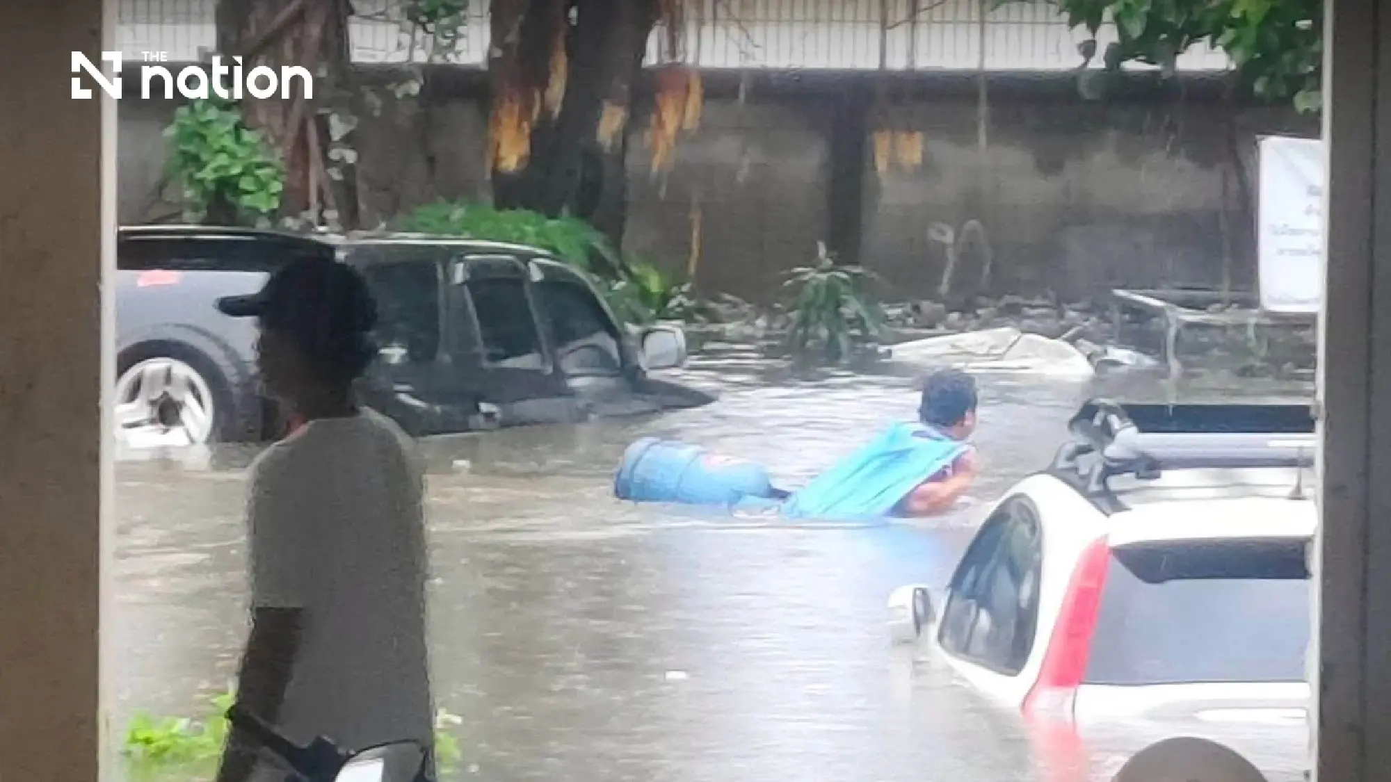 Eastern Bangkok floodwaters remain high despite easing rainfall