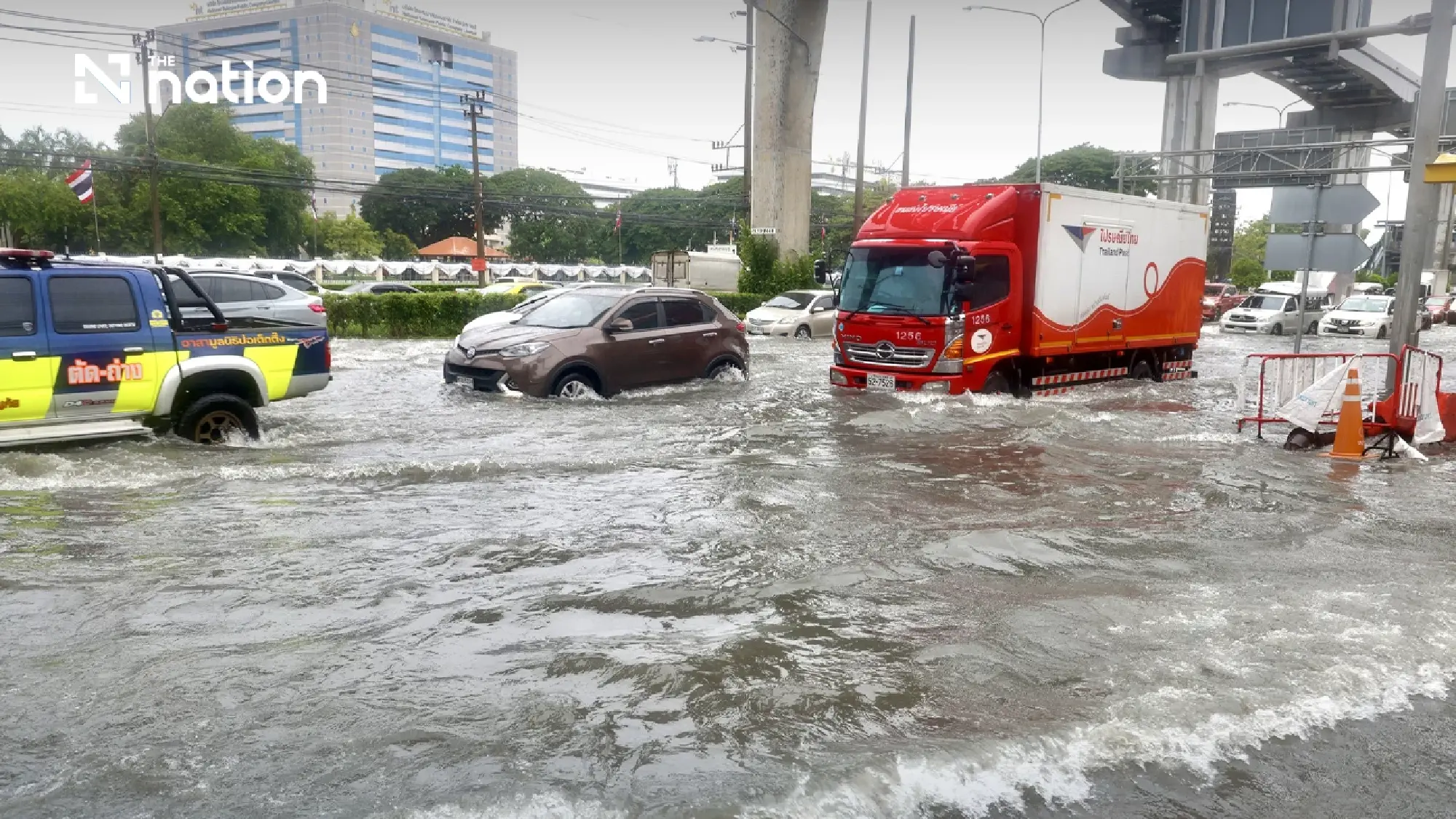 Bangkok warns small cars off 7 flooded locations on Sept 26