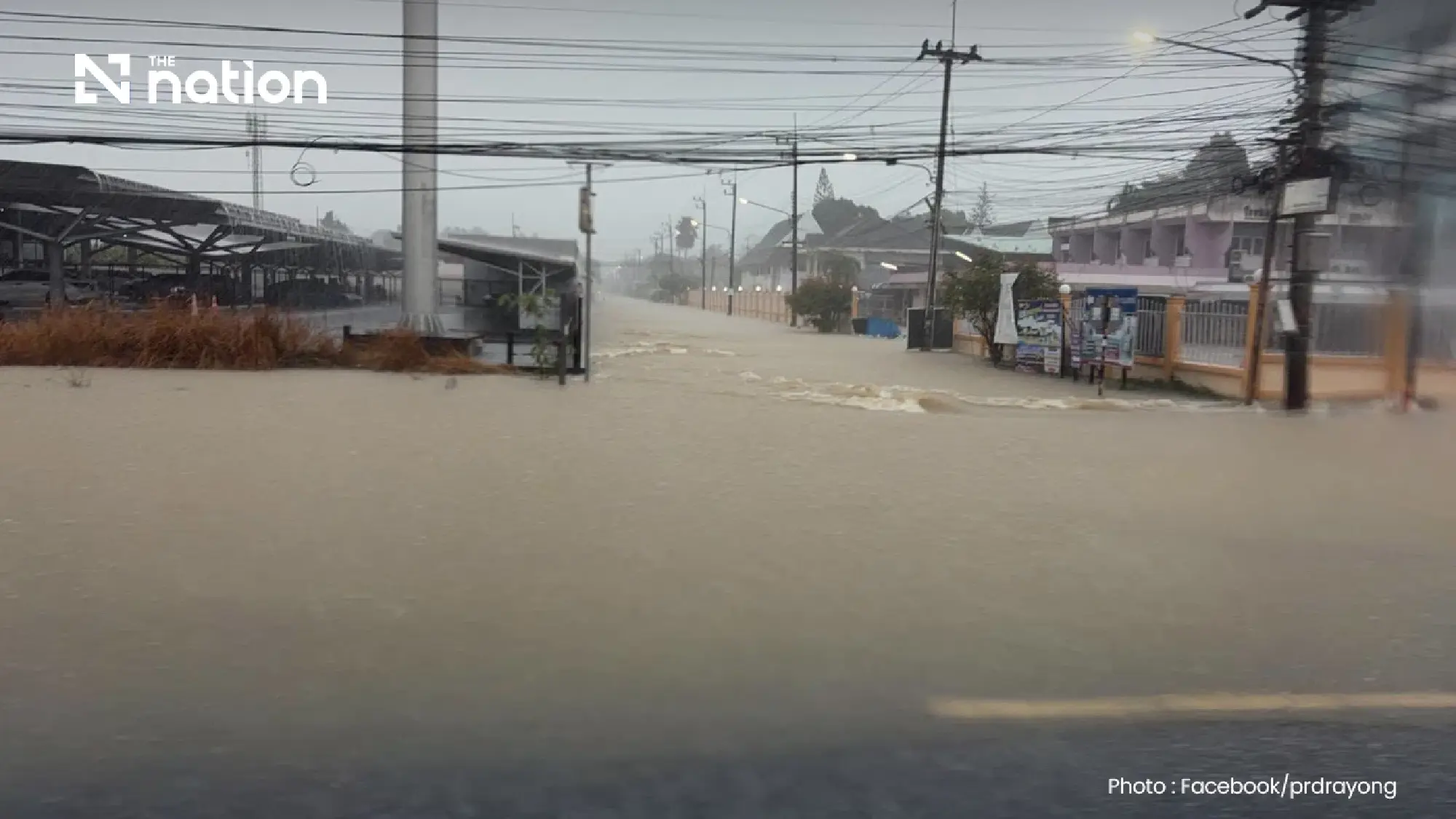 Rayong evacuees warned not to return as Prasae water surges