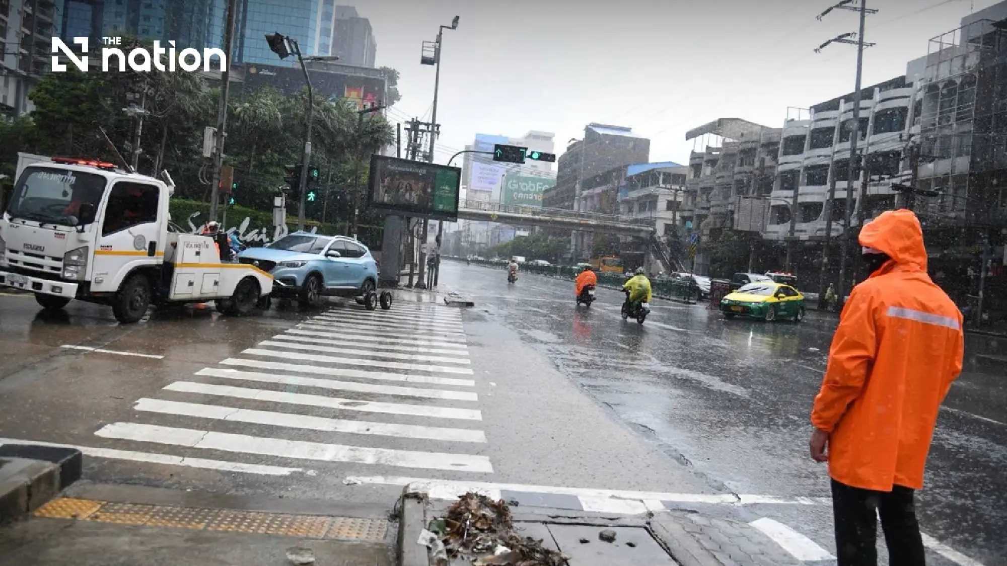 New Phetchaburi Road reopens after floods as stranded cars are cleared