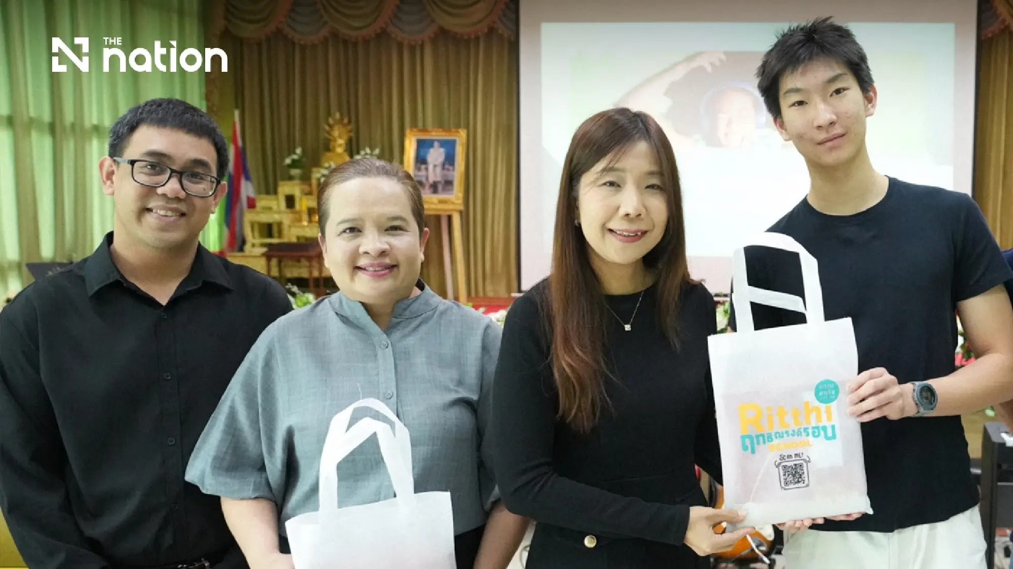 Paro Phornprapha with Rittinarongron Schools’ Principal and Assistant Principals
