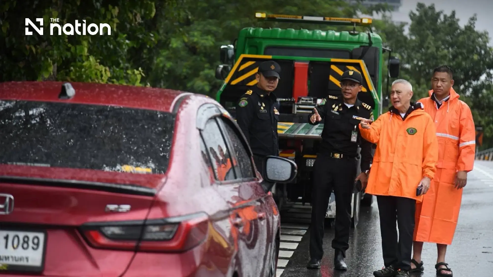 New Phetchaburi Road reopens after floods as stranded cars are cleared