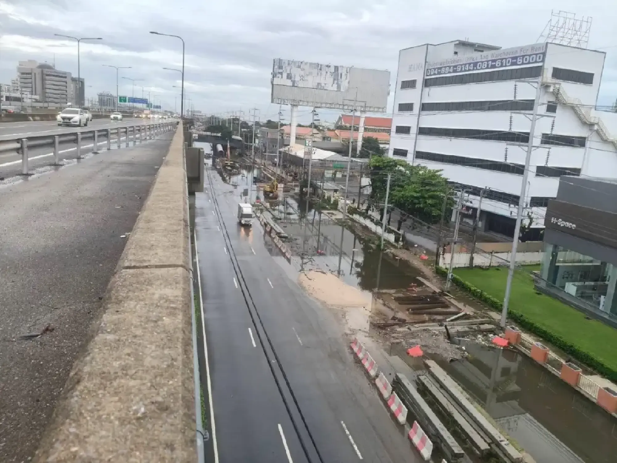 Bang Kapi floods still block small cars as Vibhavadi improves on Sept 28