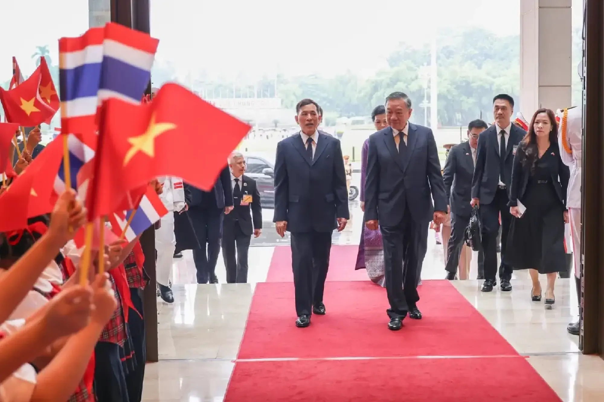 King and Queen attend official welcome ceremony in Vietnam