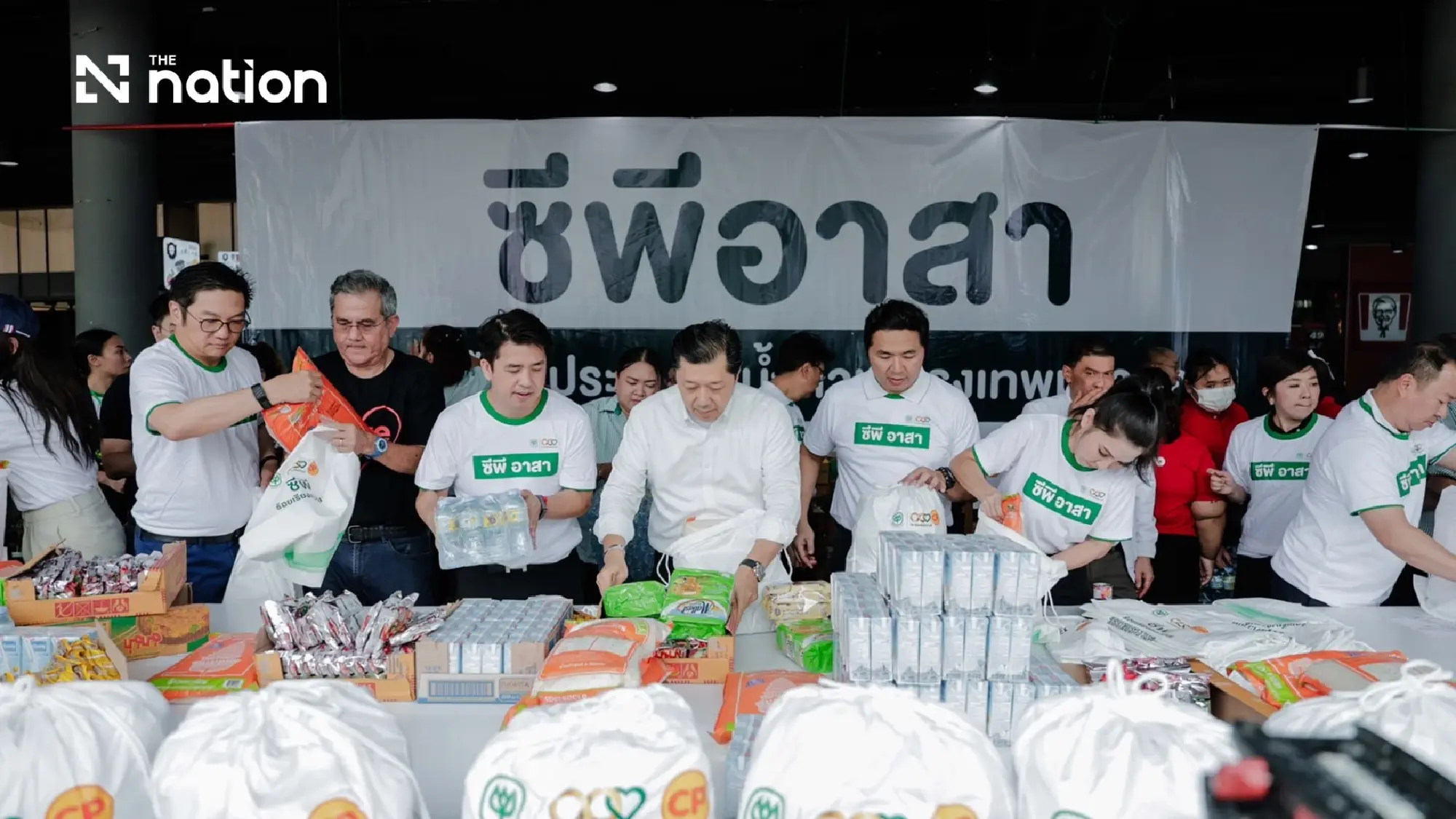 Suphachai leads CP volunteers in packing 2,000 flood relief bags for flood victims