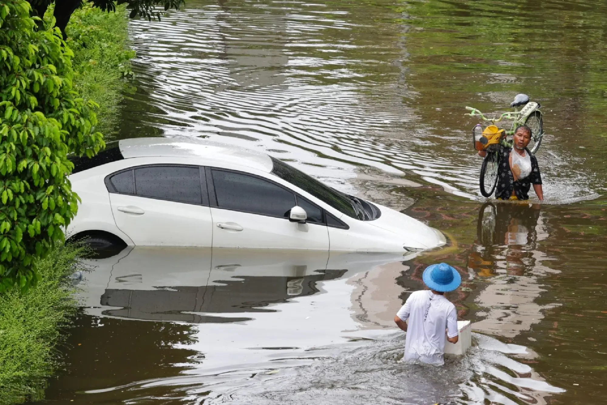 Khlong Chan residents report 100+ flood-hit cars on Sept 27