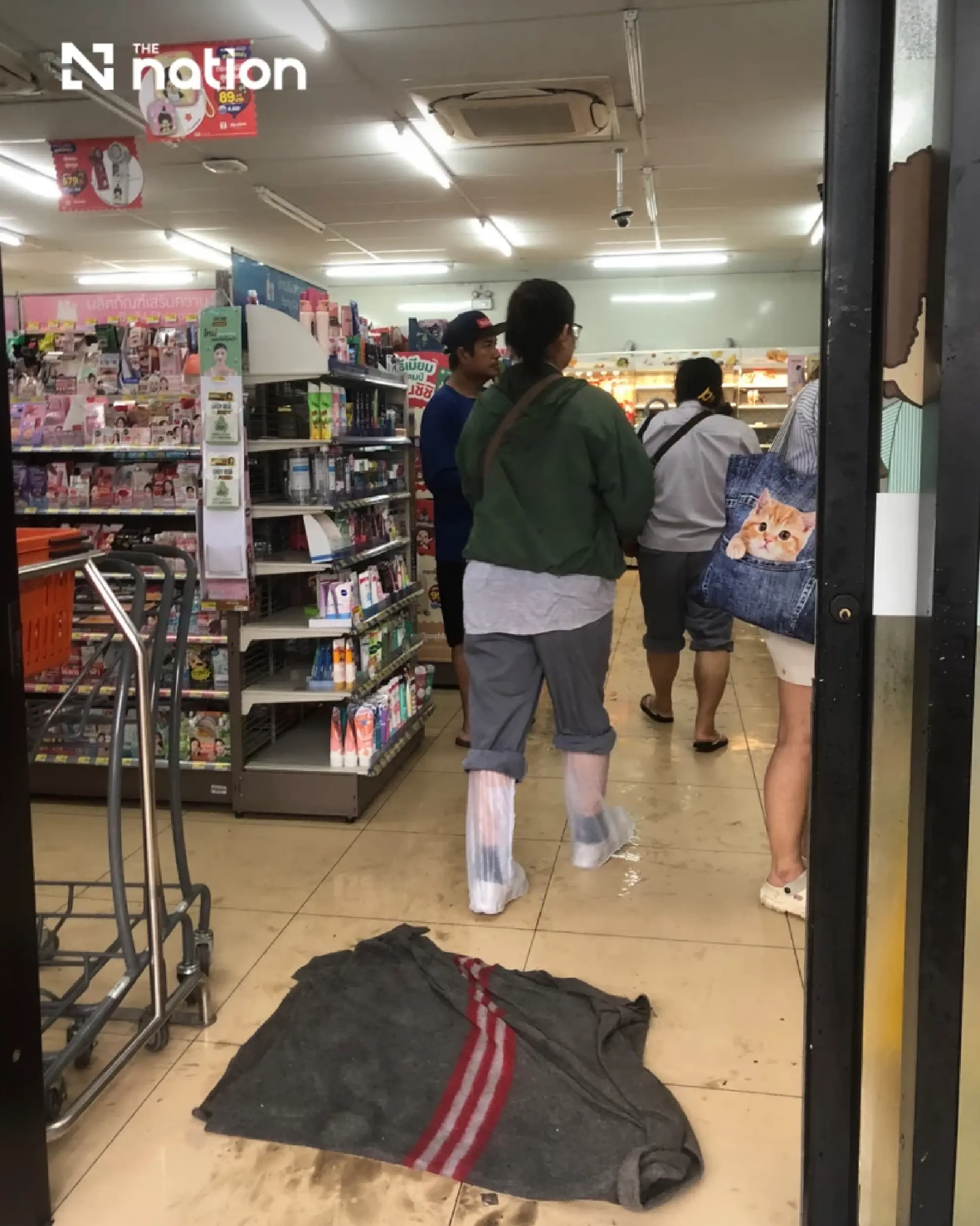 Bangkok shoppers stock up as flooding empties convenience-store shelves