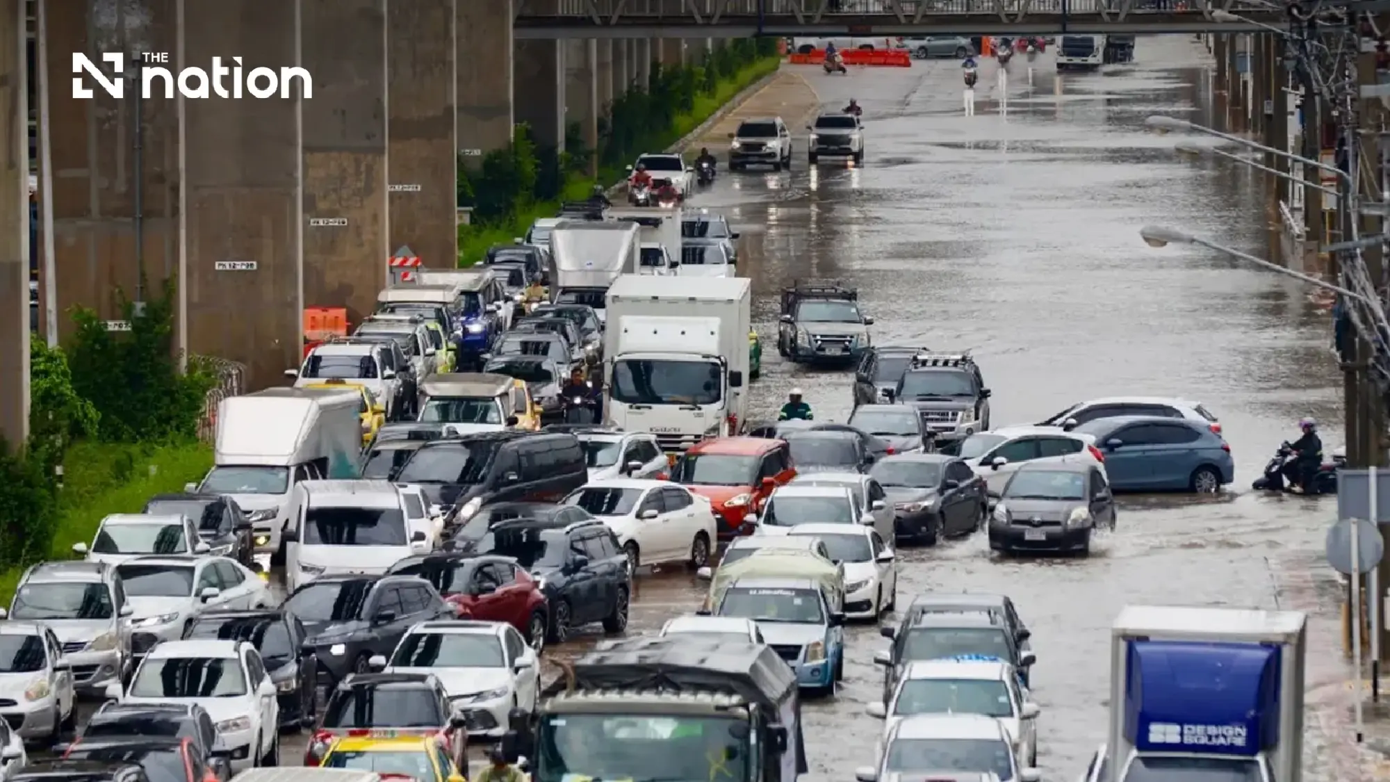 Nine Bangkok roads remain flooded as rain eases and pumping continues