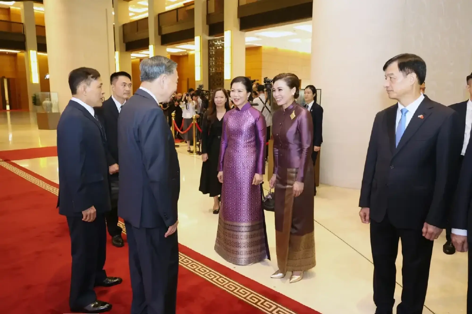 King and Queen attend official welcome ceremony in Vietnam