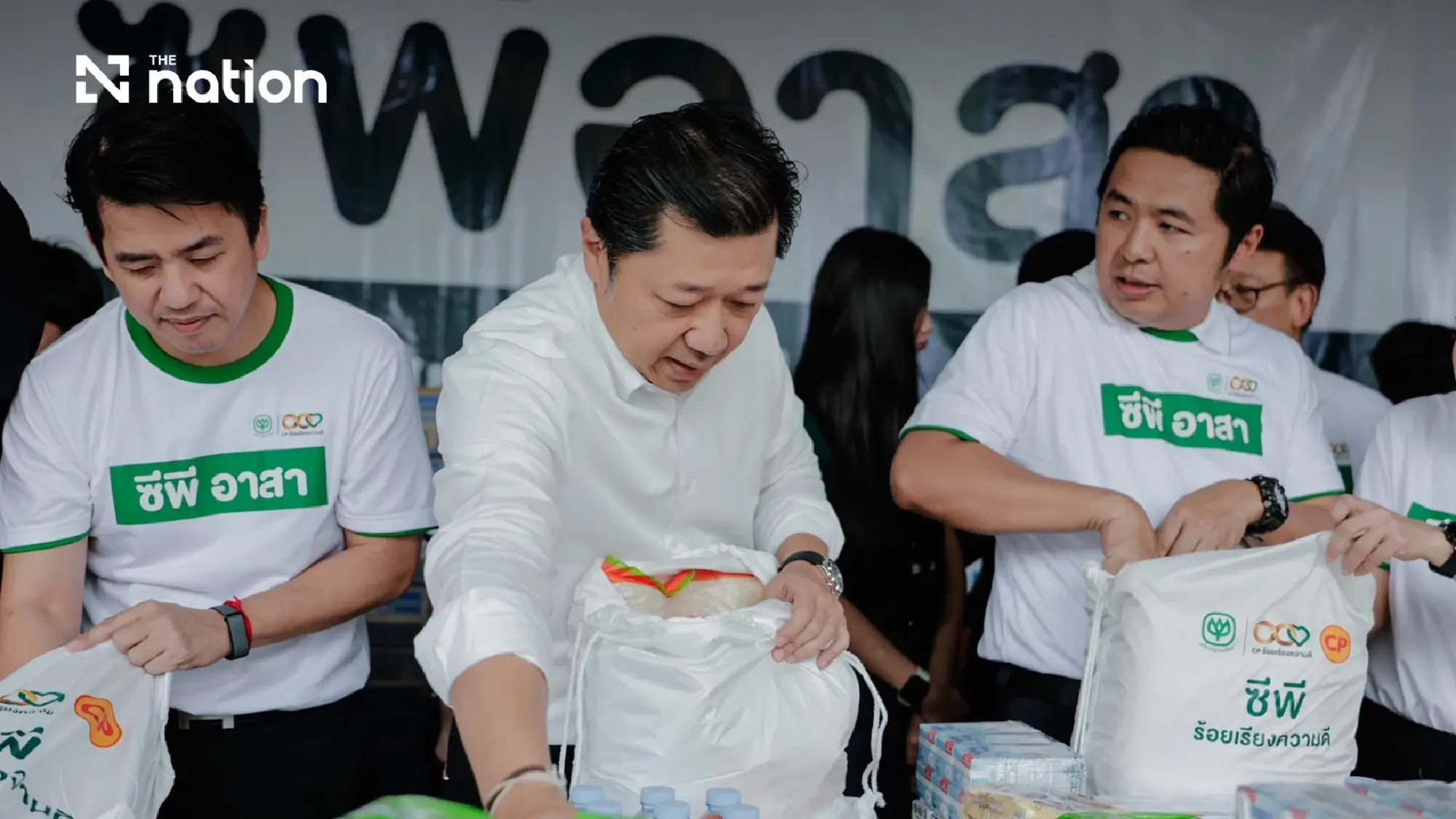 Suphachai leads CP volunteers in packing 2,000 flood relief bags for flood victims