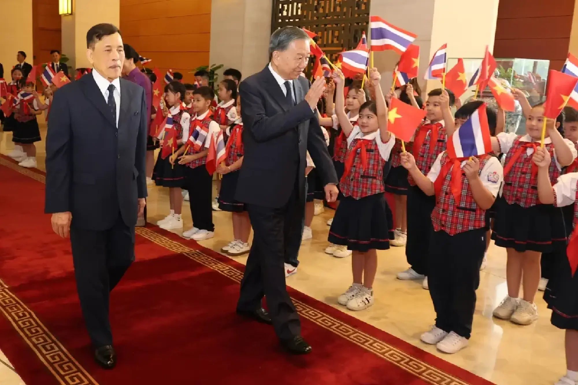 King and Queen attend official welcome ceremony in Vietnam