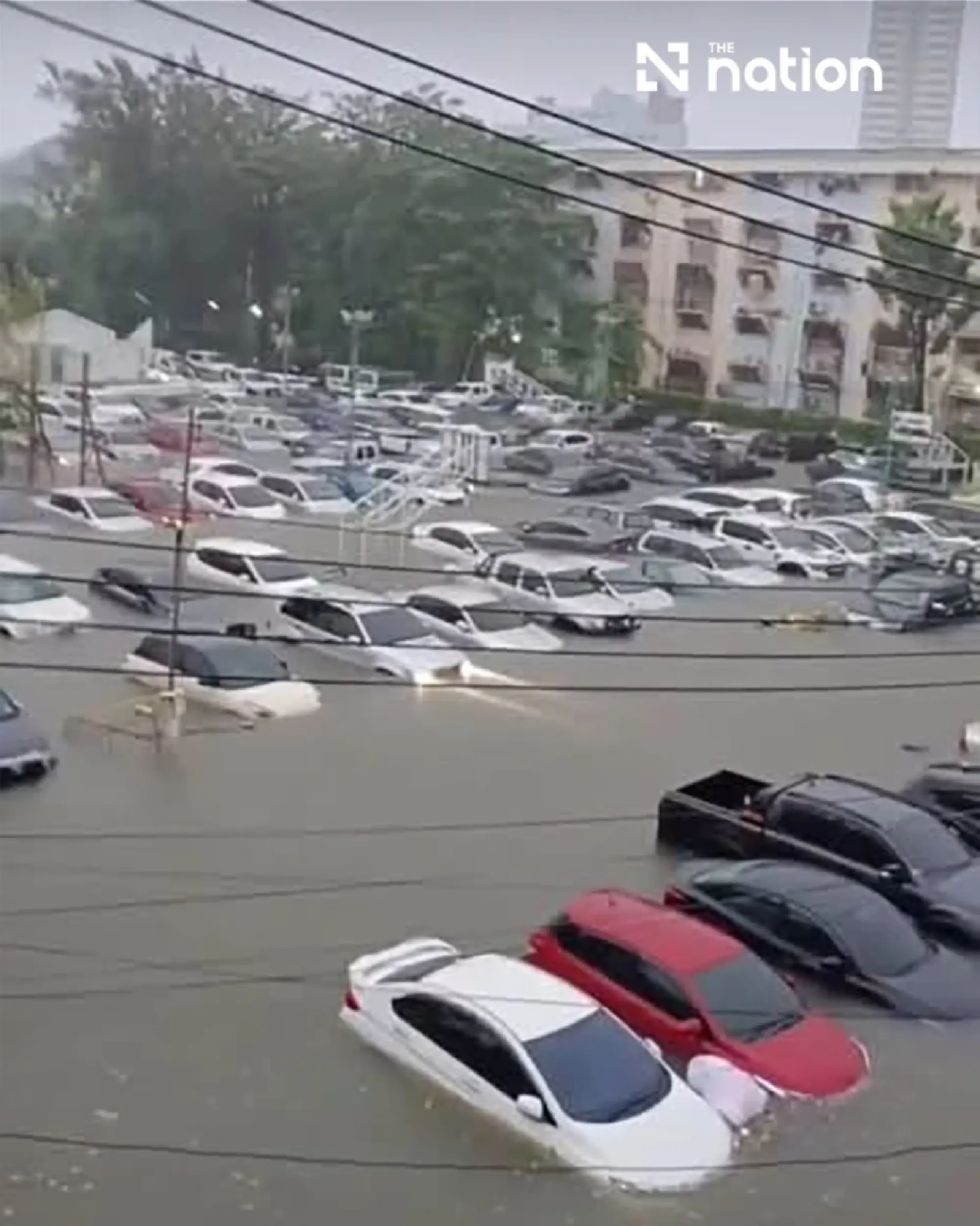 Eastern Bangkok floodwaters remain high despite easing rainfall