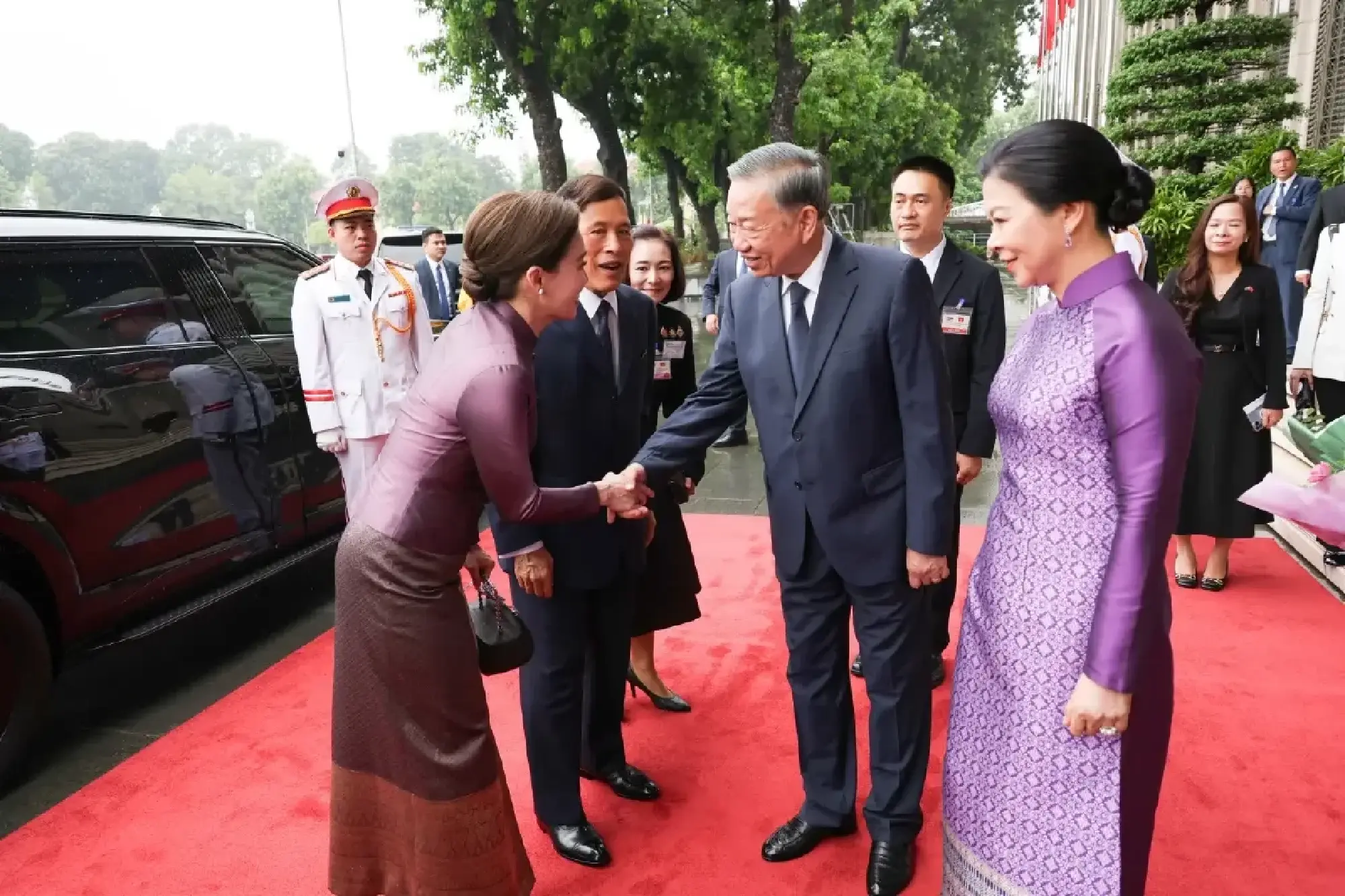 King and Queen attend official welcome ceremony in Vietnam