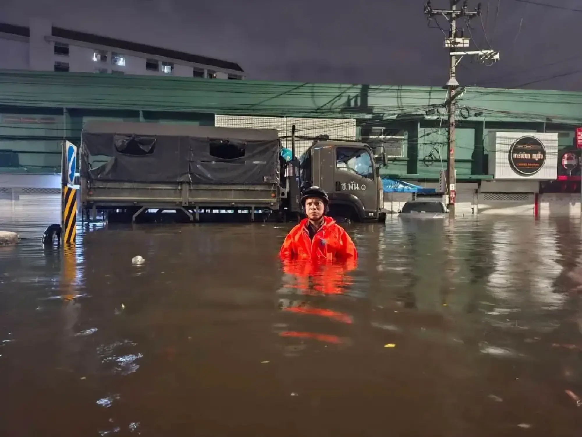 Bang Kapi floods still block small cars as Vibhavadi improves on Sept 28
