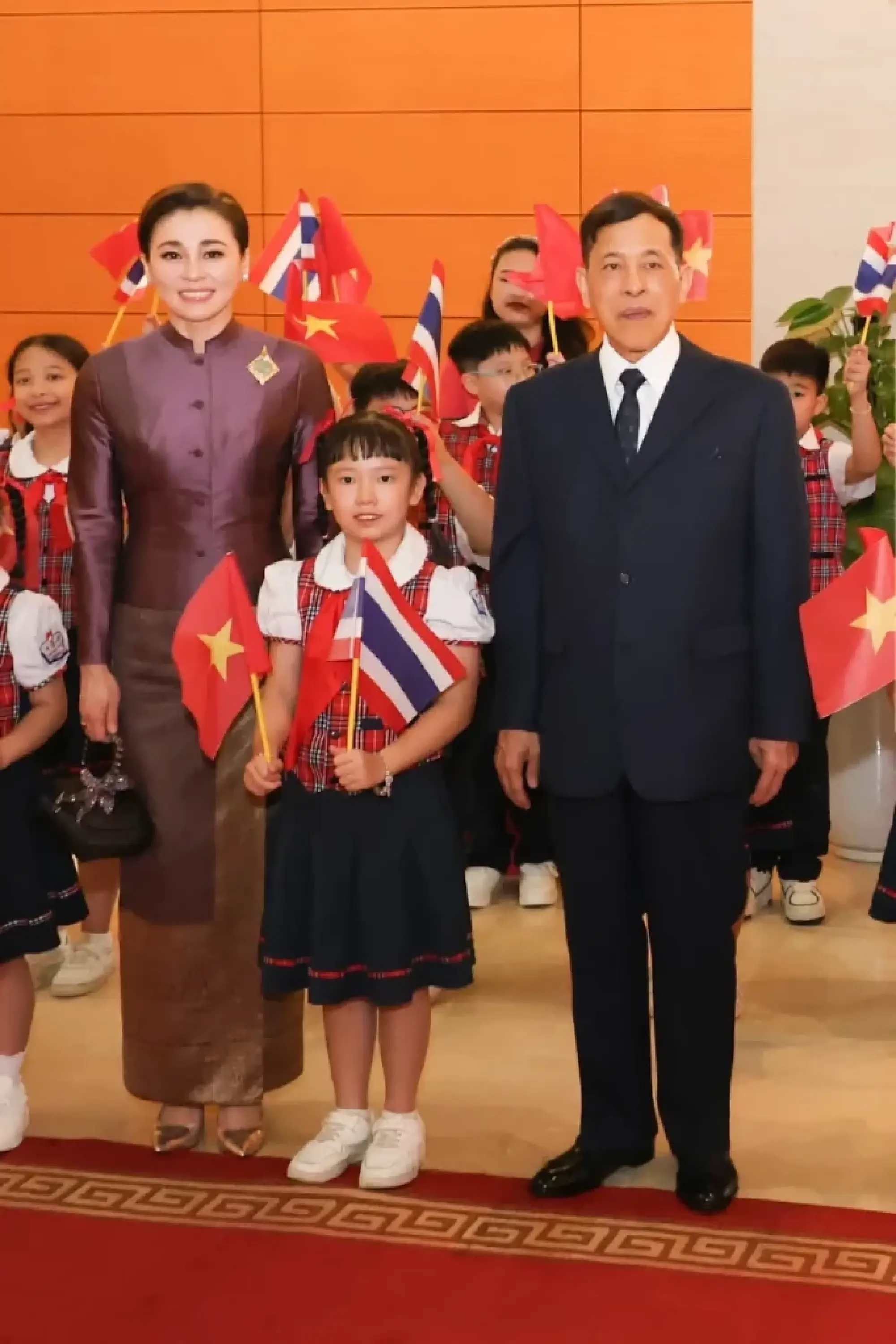 King and Queen attend official welcome ceremony in Vietnam