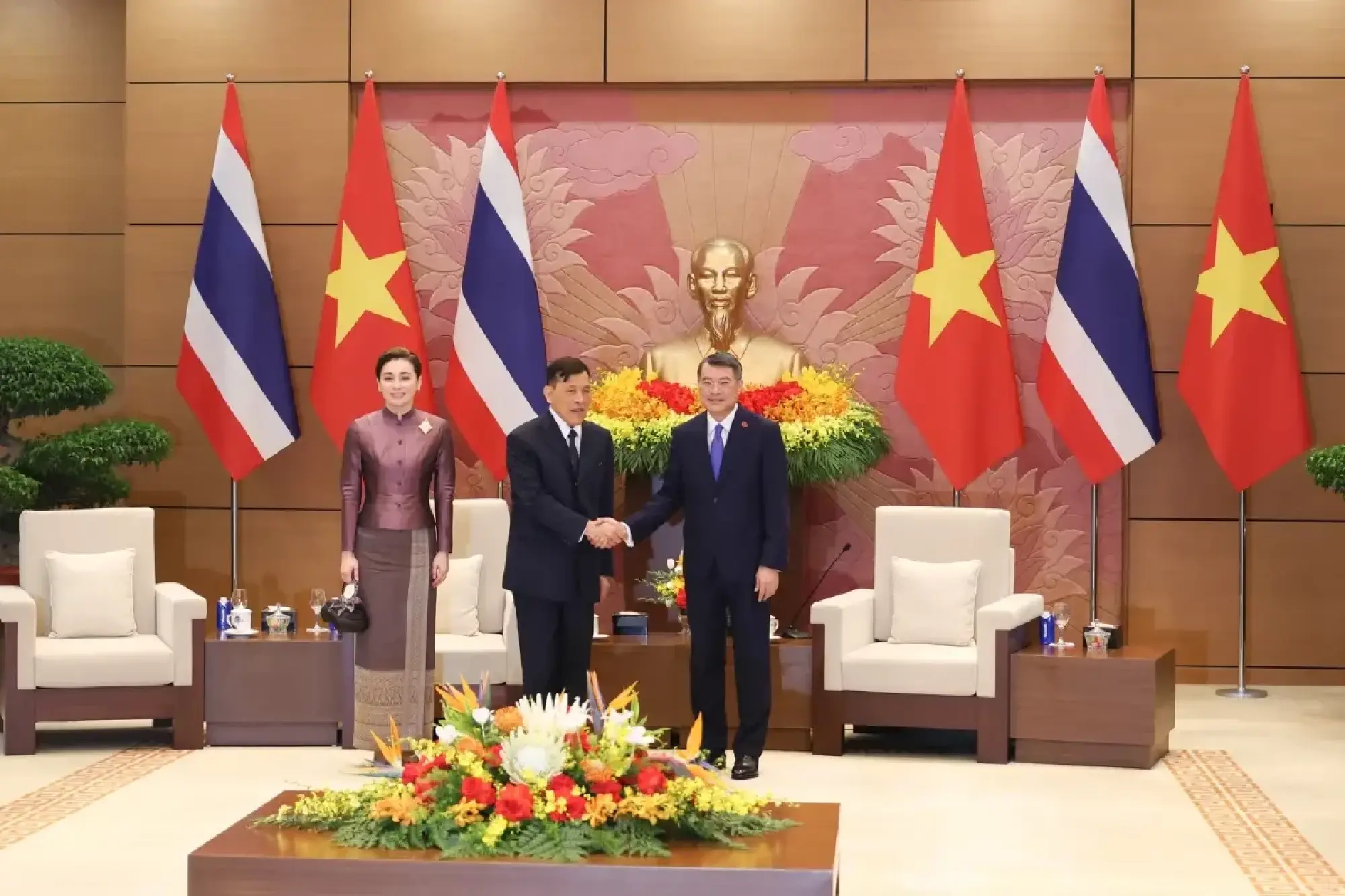 King and Queen attend official welcome ceremony in Vietnam