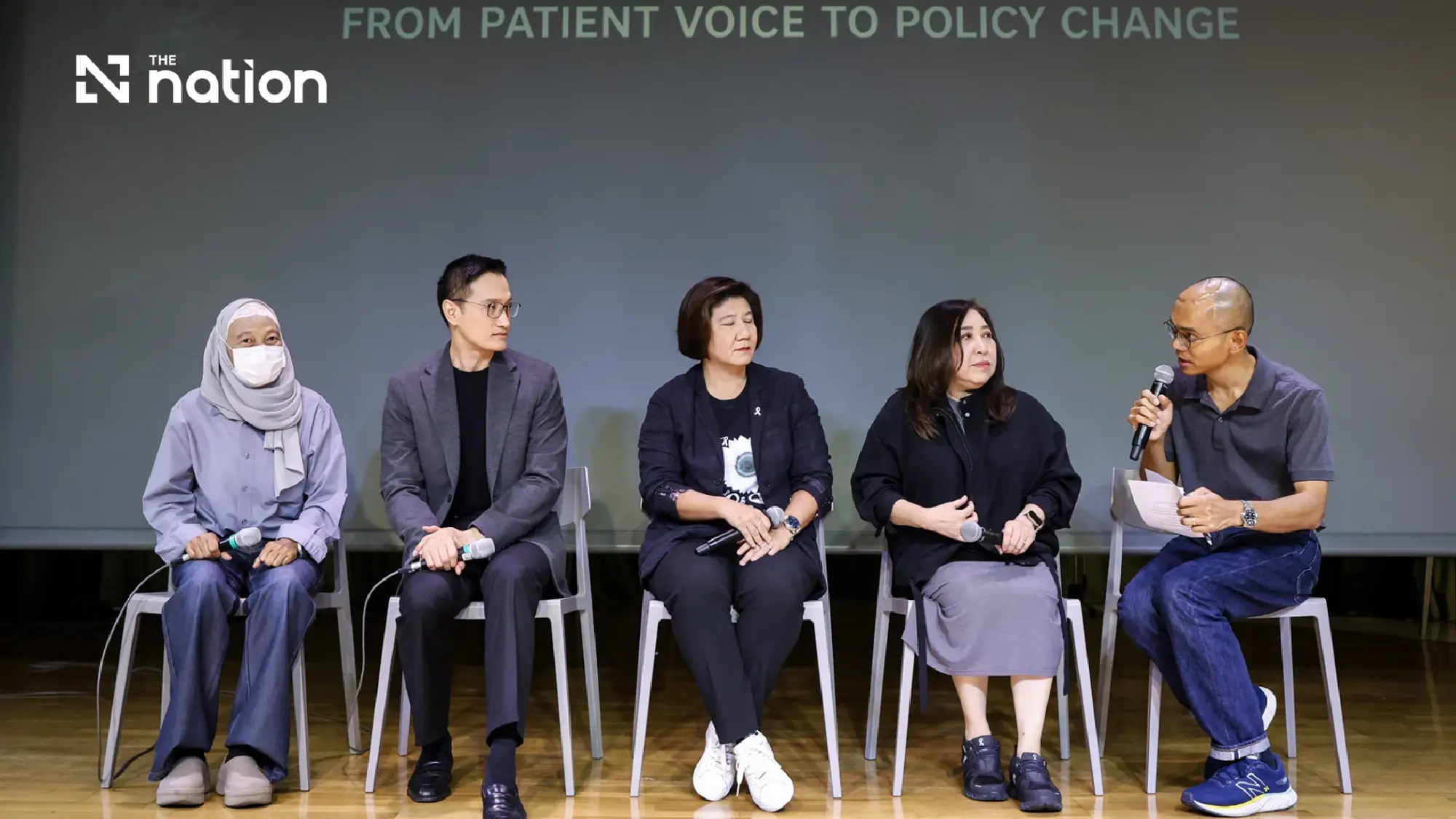 (from left) Supatron Kullayanasut (president of Thai Lung Cancer Society), Dr Prakaitip Susilparat (vice-president of Thai Cancer Society), Dr Naiyarat Prasongsook (Associate Professor in Medical Oncology/ Principle Investigator, Phramongkutklao College of Medicine), Somrasa Pongpermpruek (Corporate Affairs Director, AstraZeneca) and Dr Wirun Limsawart (Physician Anthropologist, Co-founder Thailand Clean Air Network)