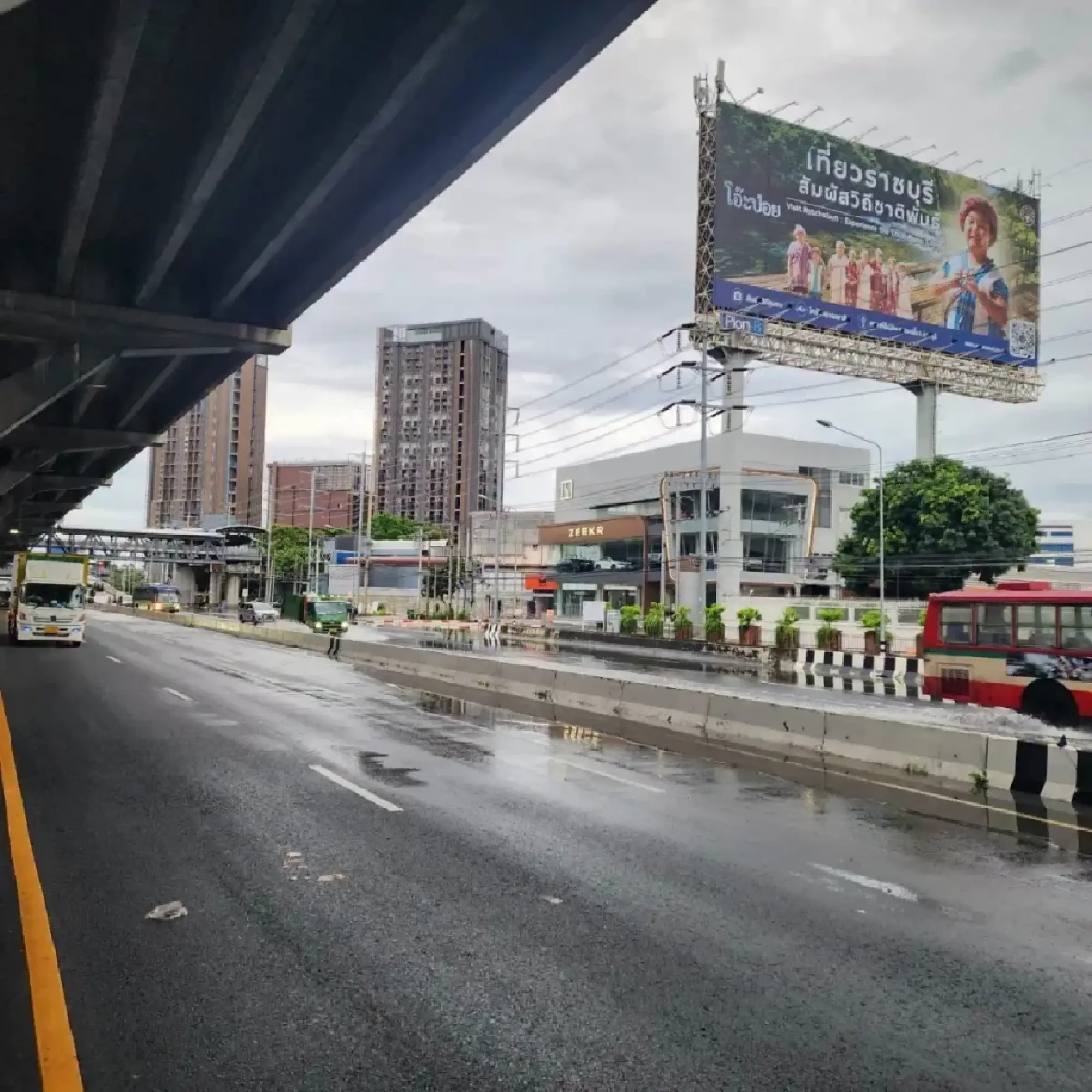Bang Kapi floods still block small cars as Vibhavadi improves on Sept 28