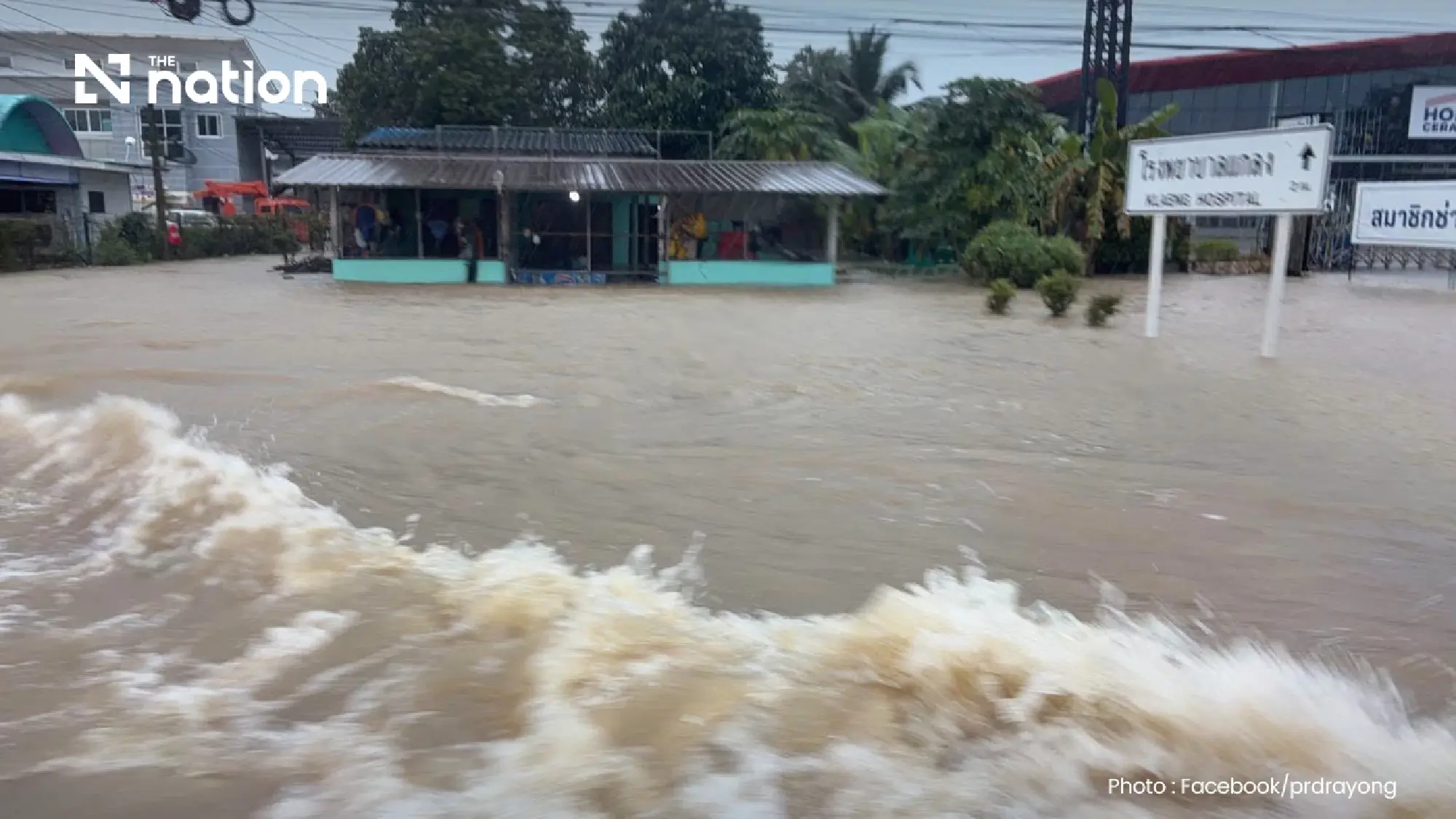Rayong evacuees warned not to return as Prasae water surges