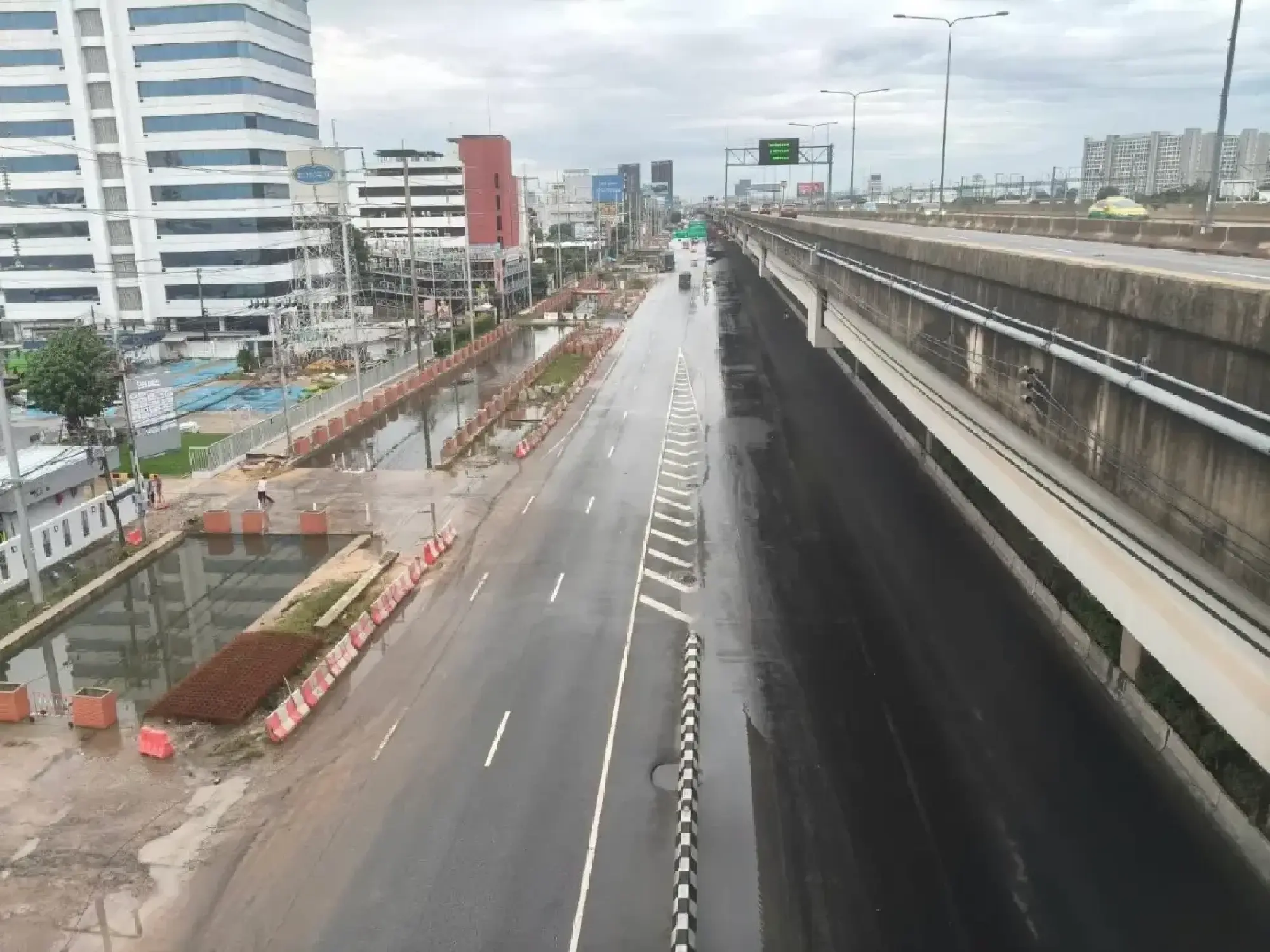 Bang Kapi floods still block small cars as Vibhavadi improves on Sept 28