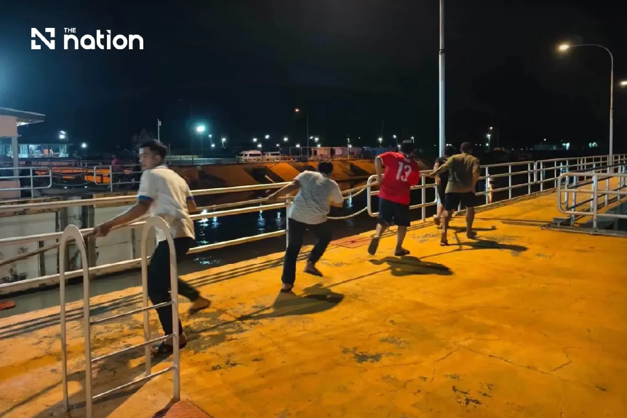Mae Klong on red flood alert as runaway raft slams into dam gate
