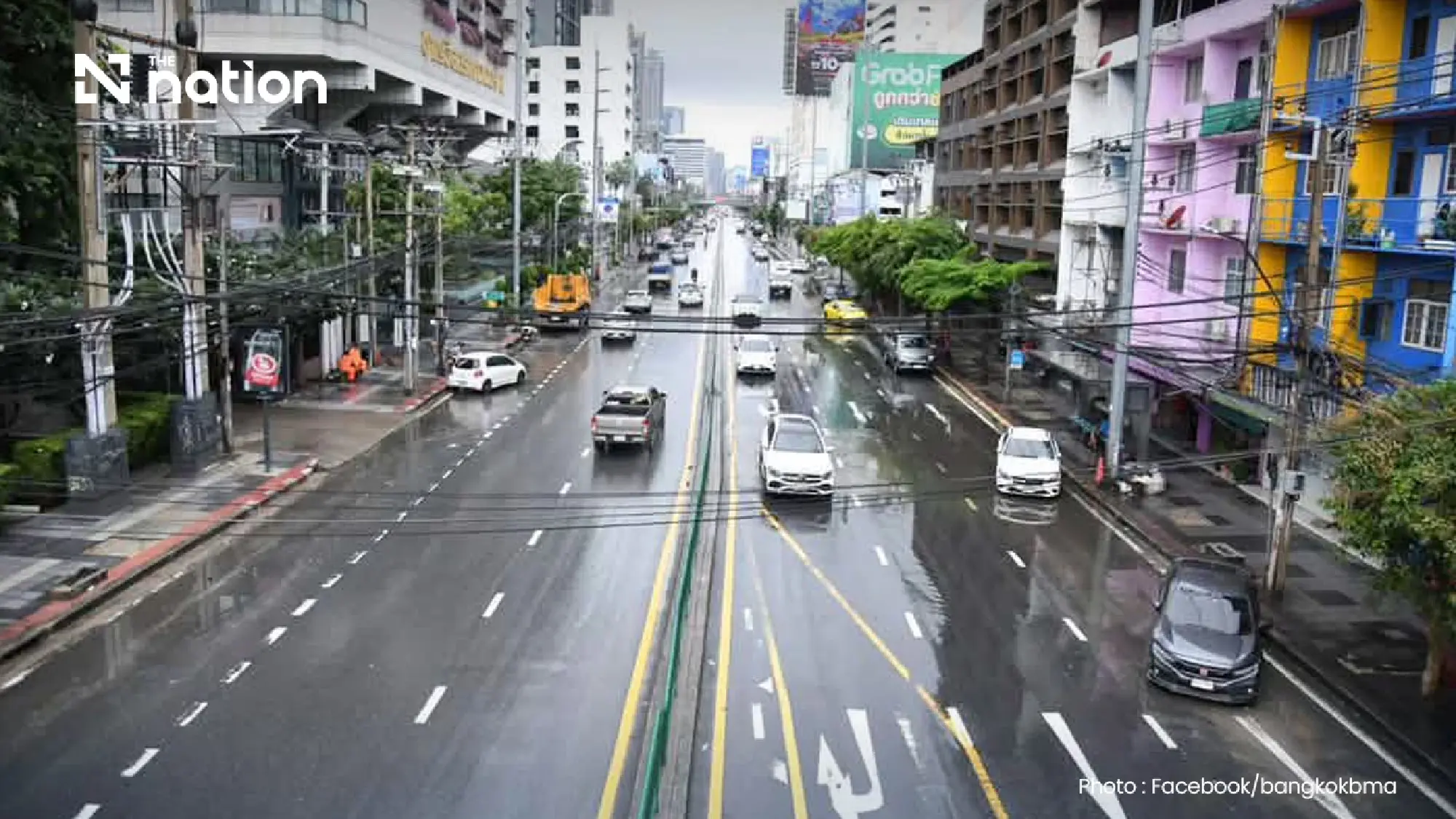 New Phetchaburi Road reopens after floods as stranded cars are cleared