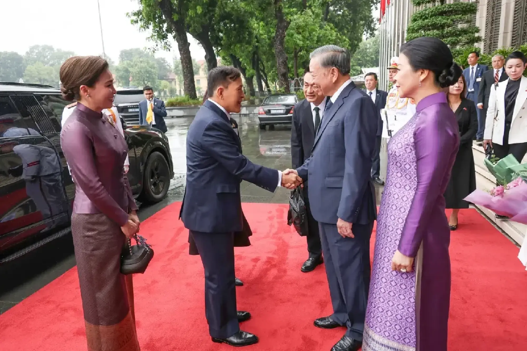 King and Queen attend official welcome ceremony in Vietnam