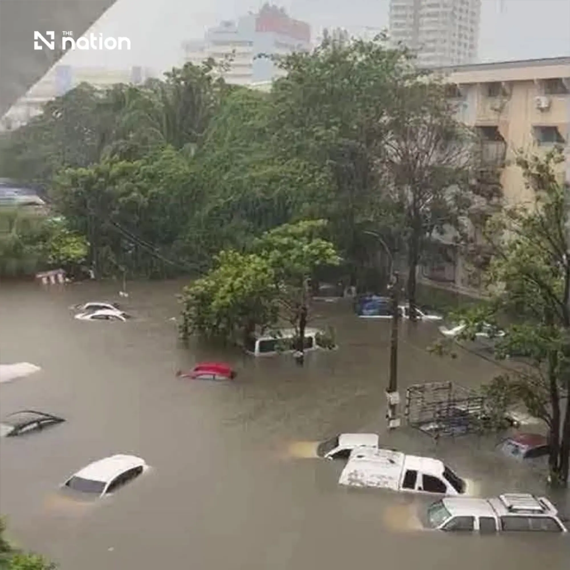 Eastern Bangkok floodwaters remain high despite easing rainfall