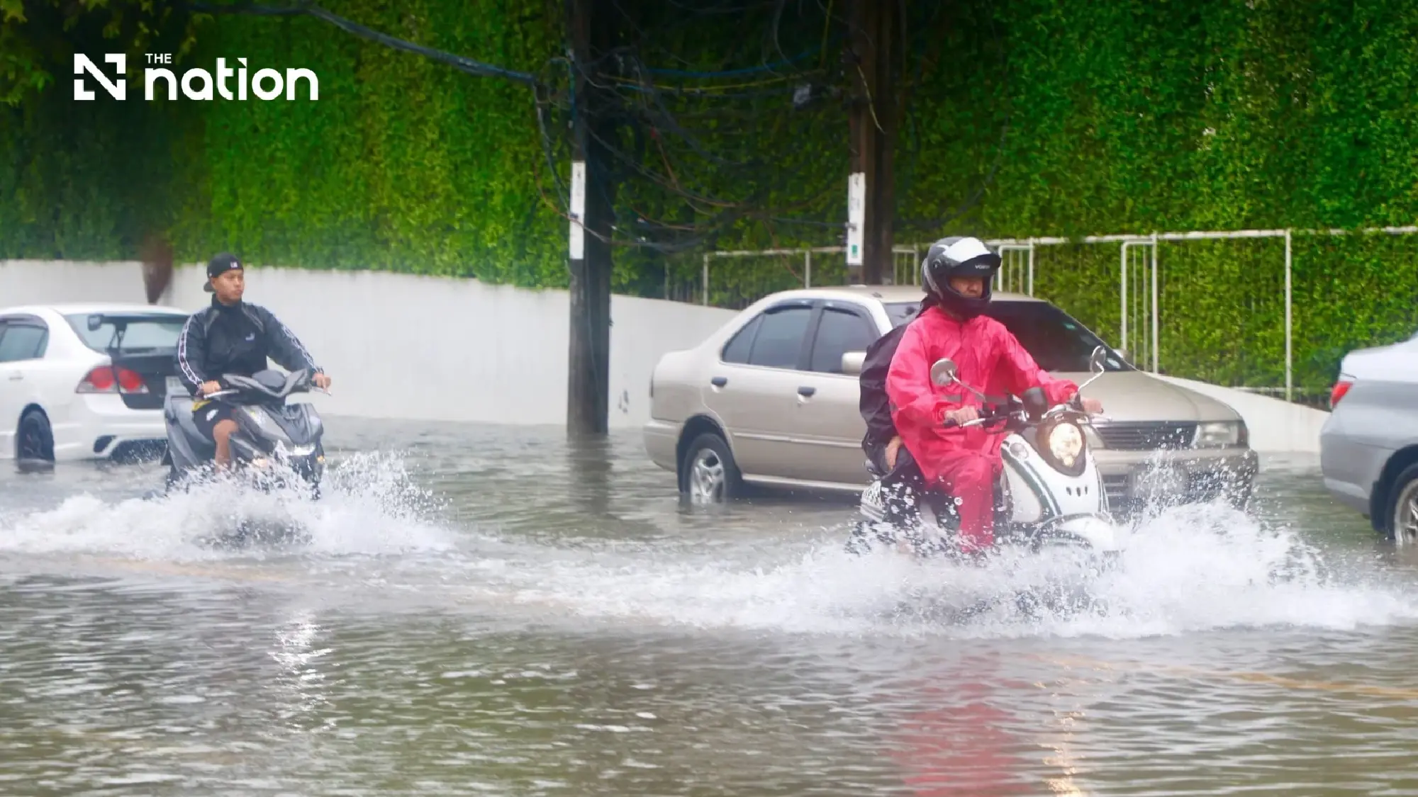 Nine Bangkok roads remain flooded as rain eases and pumping continues