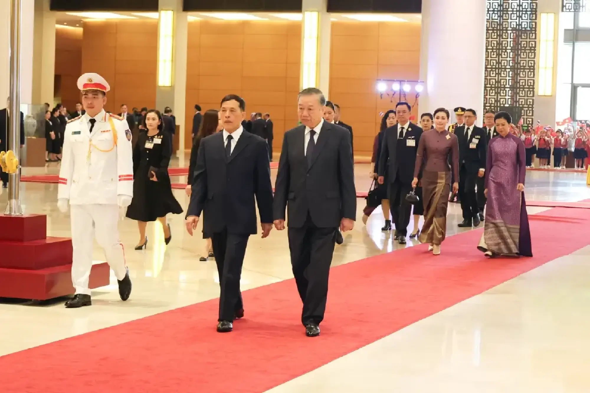 King and Queen attend official welcome ceremony in Vietnam
