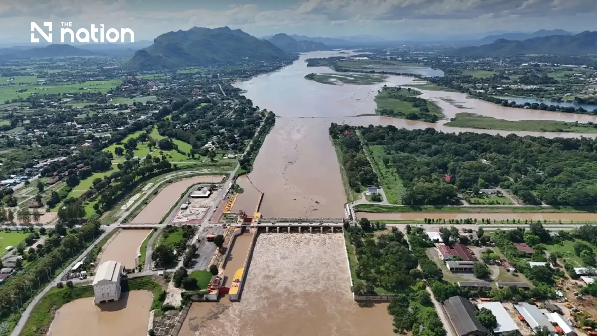 Mae Klong on red flood alert as runaway raft slams into dam gate