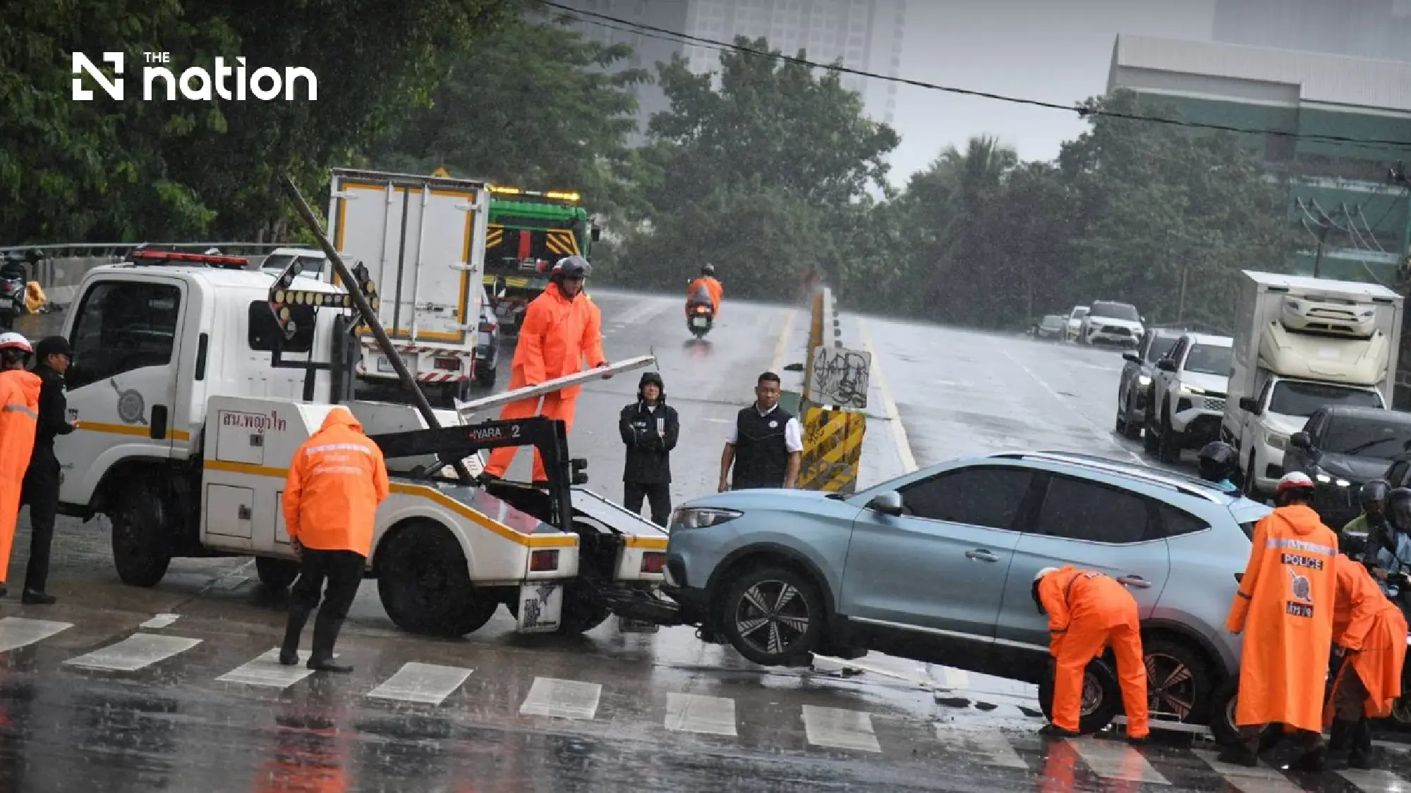 New Phetchaburi Road reopens after floods as stranded cars are cleared