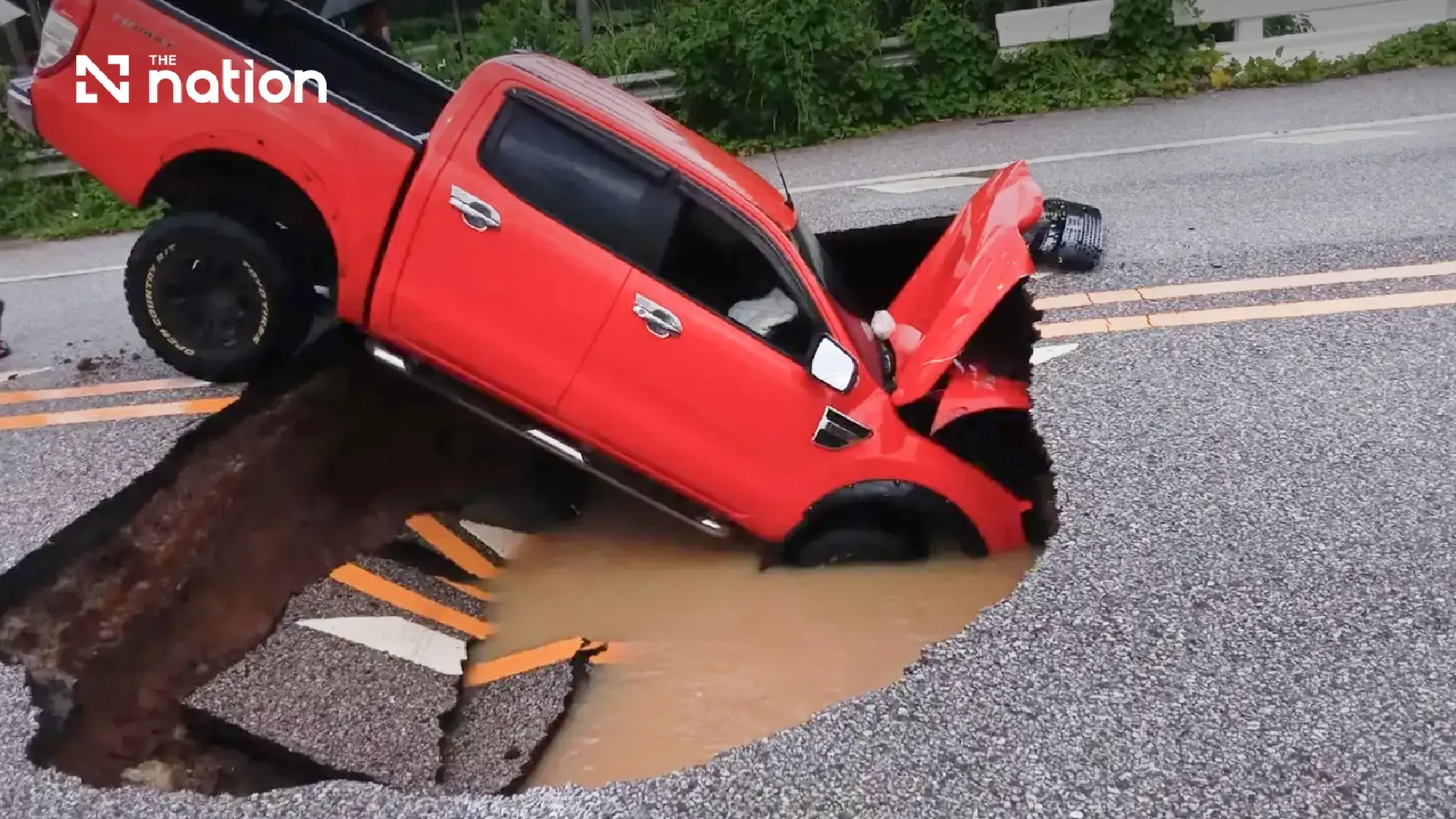 Rayong road closed after floodwater undermines Khao Chik Bridge