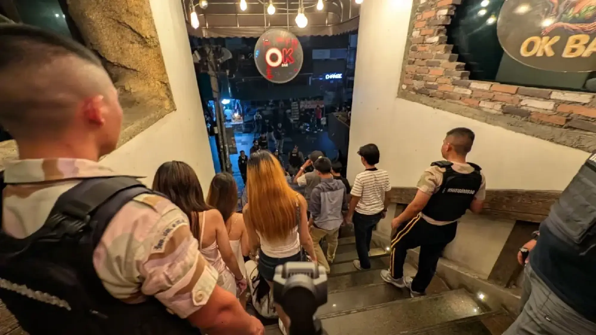 Khao San bar raid finds 30 underage patrons and suspected bribe records