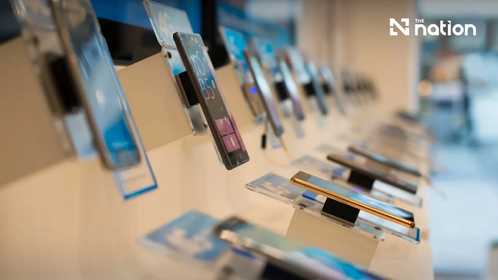Global smartphone shipments fall 20% to 14-year Q3 low