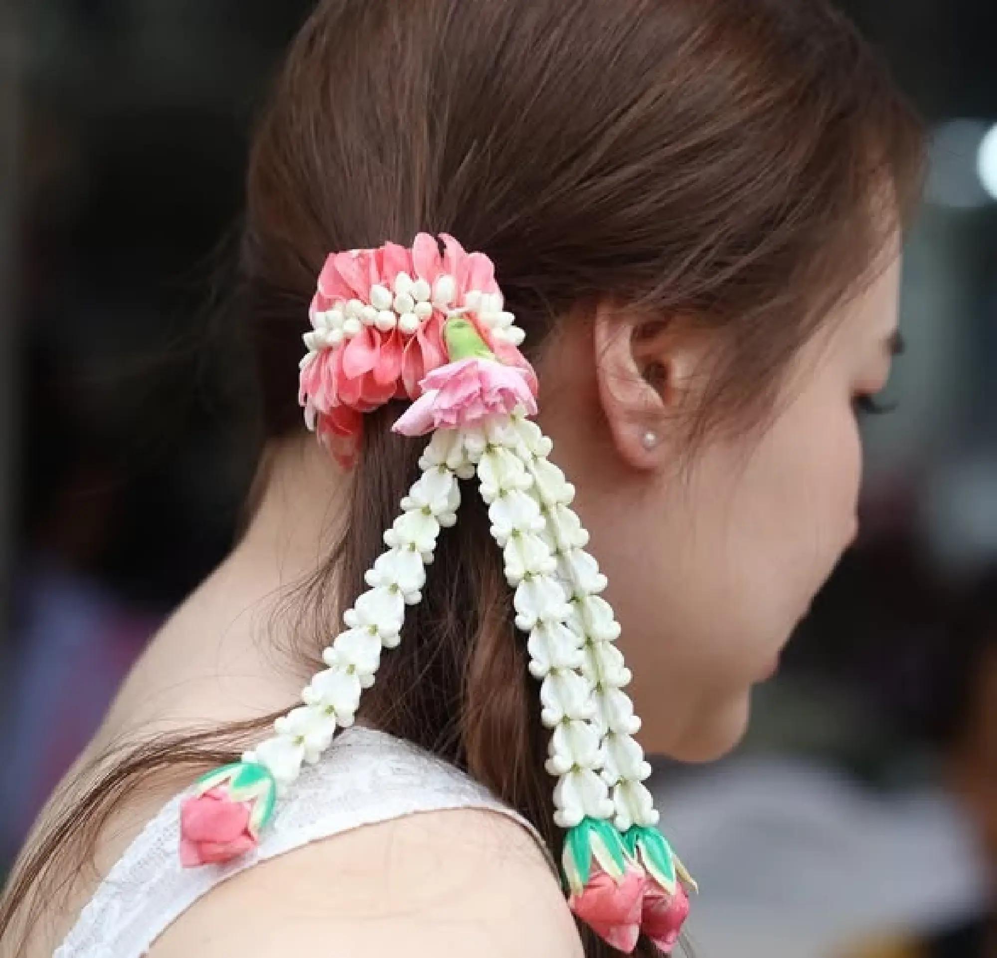 Chinese tourists flock to Bangkok’s Song Wat and Khlong Bang Luang, embrace lotus-garland craze