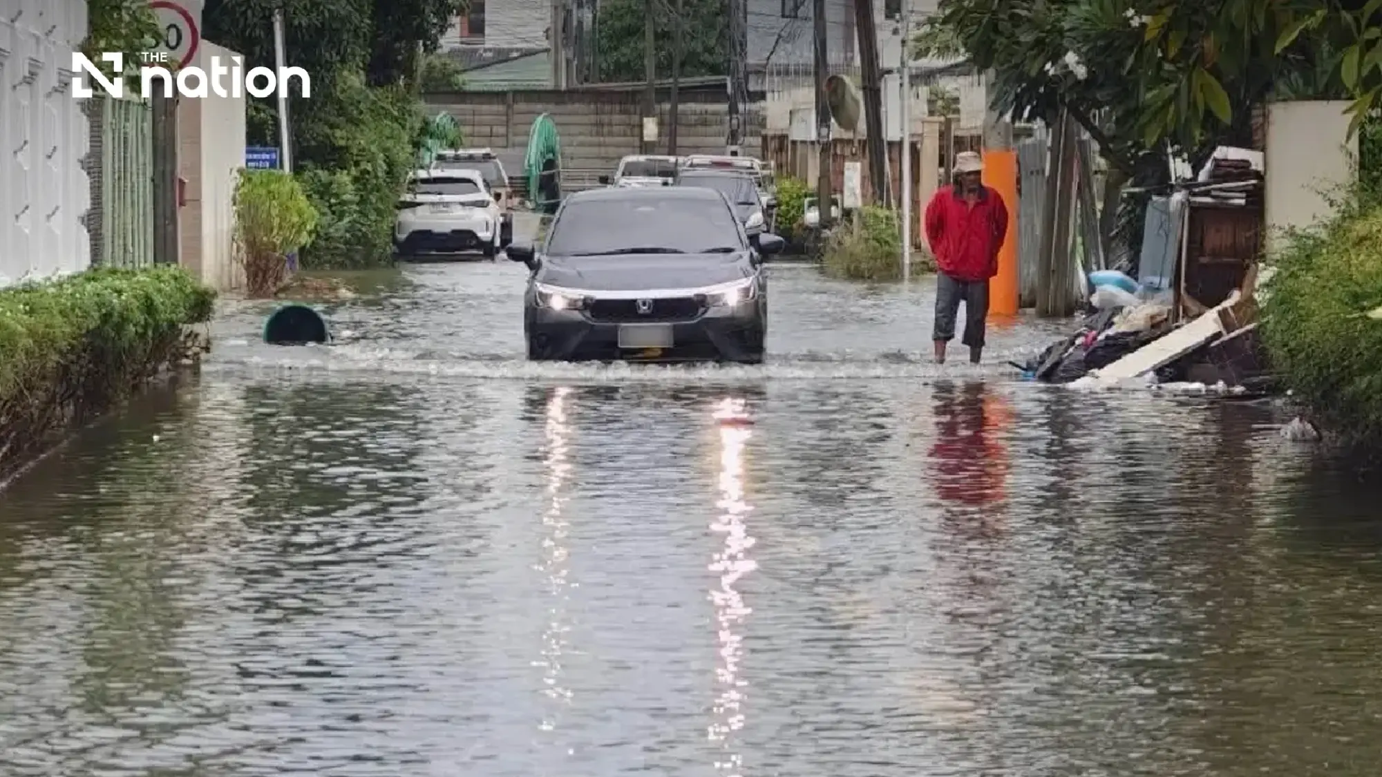 Bang Kapi urges residents to keep belongings raised on Oct 6