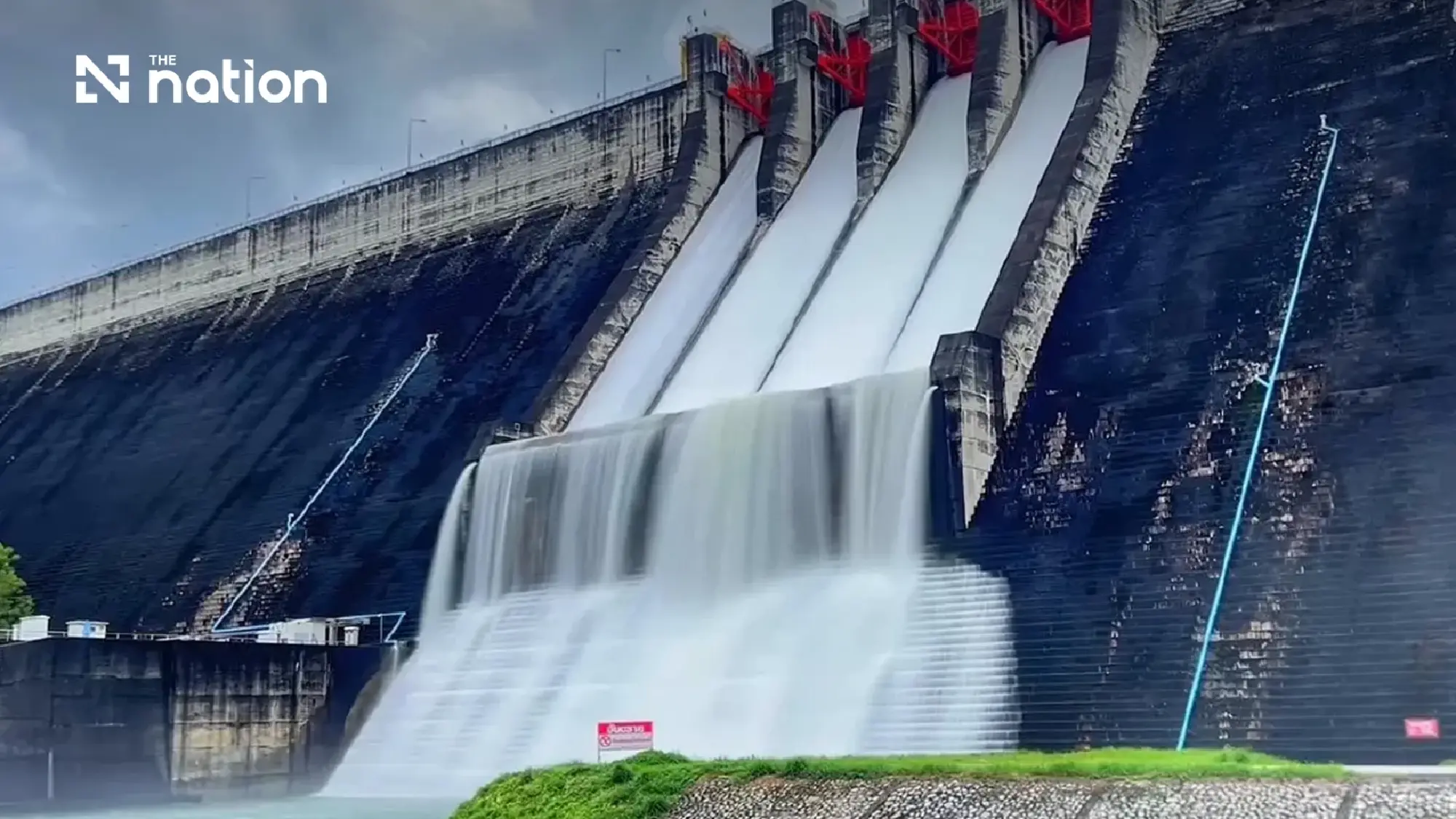 Khun Dan dam at 96% opens spillway ahead of Oct 10–14 rain