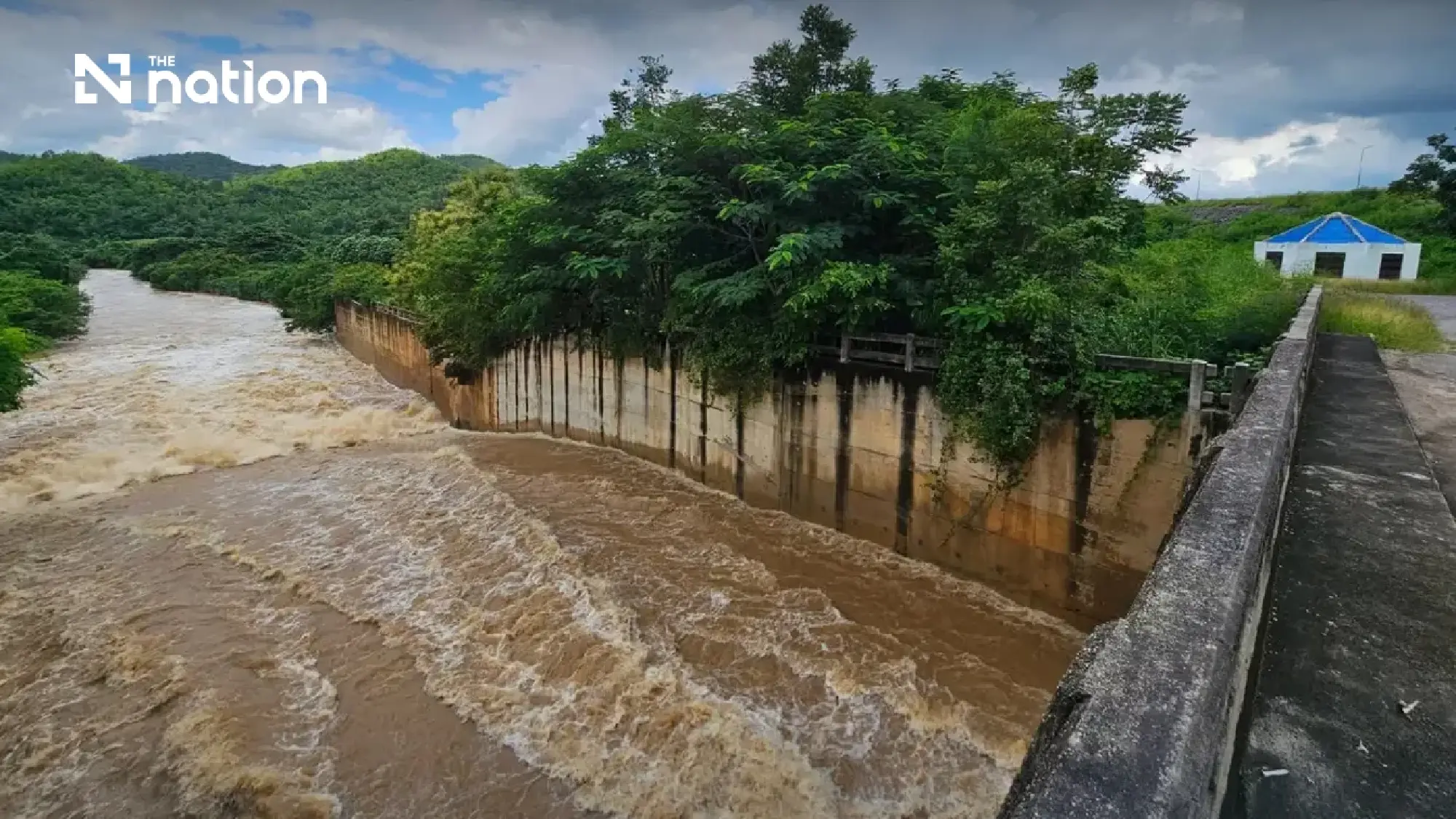 Kanchanaburi districts on alert as Lam Taphoen Reservoir overflows