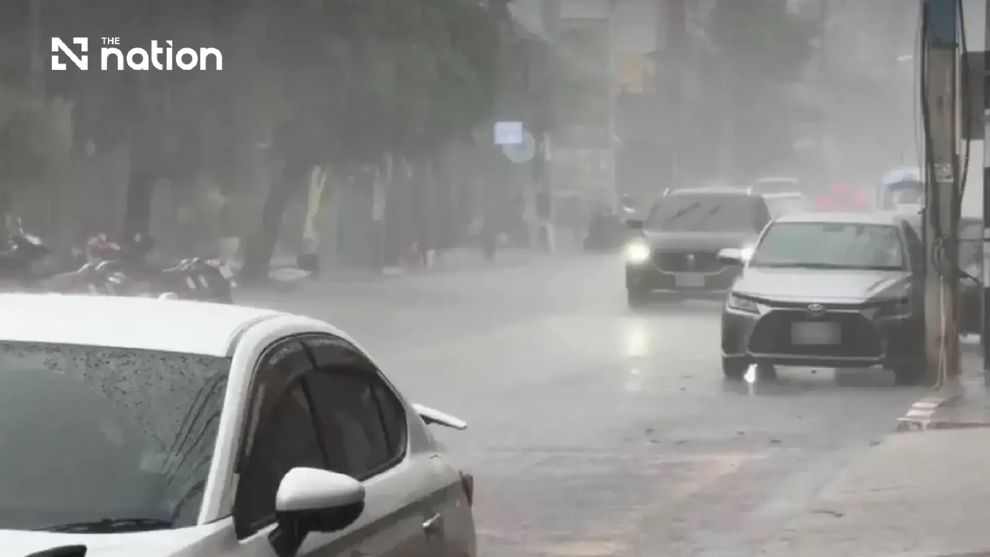 Chiang Mai storm lasts over an hour as roads flood on Oct 5