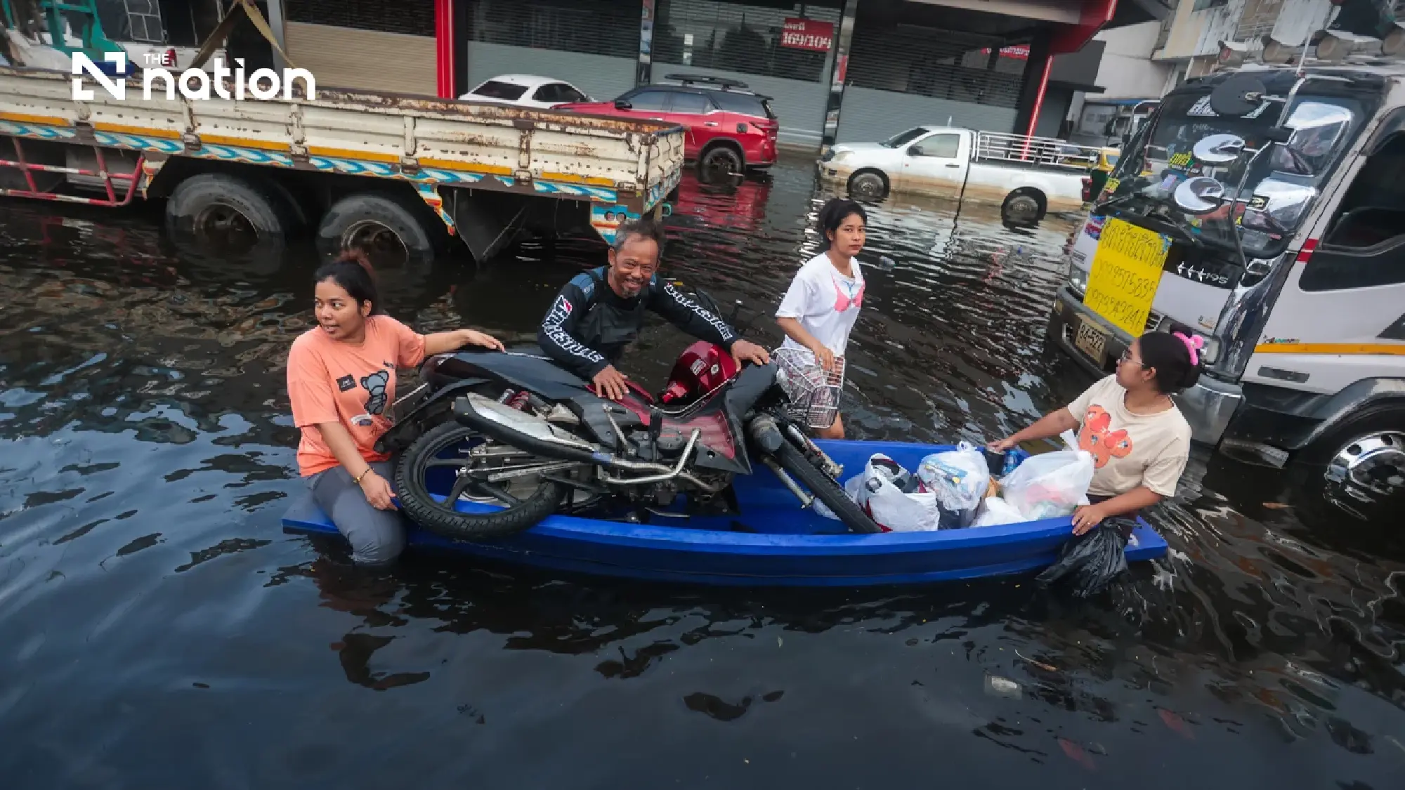 Shine Bunnag leads flood relief at 3 Bangkok sites on Oct 3