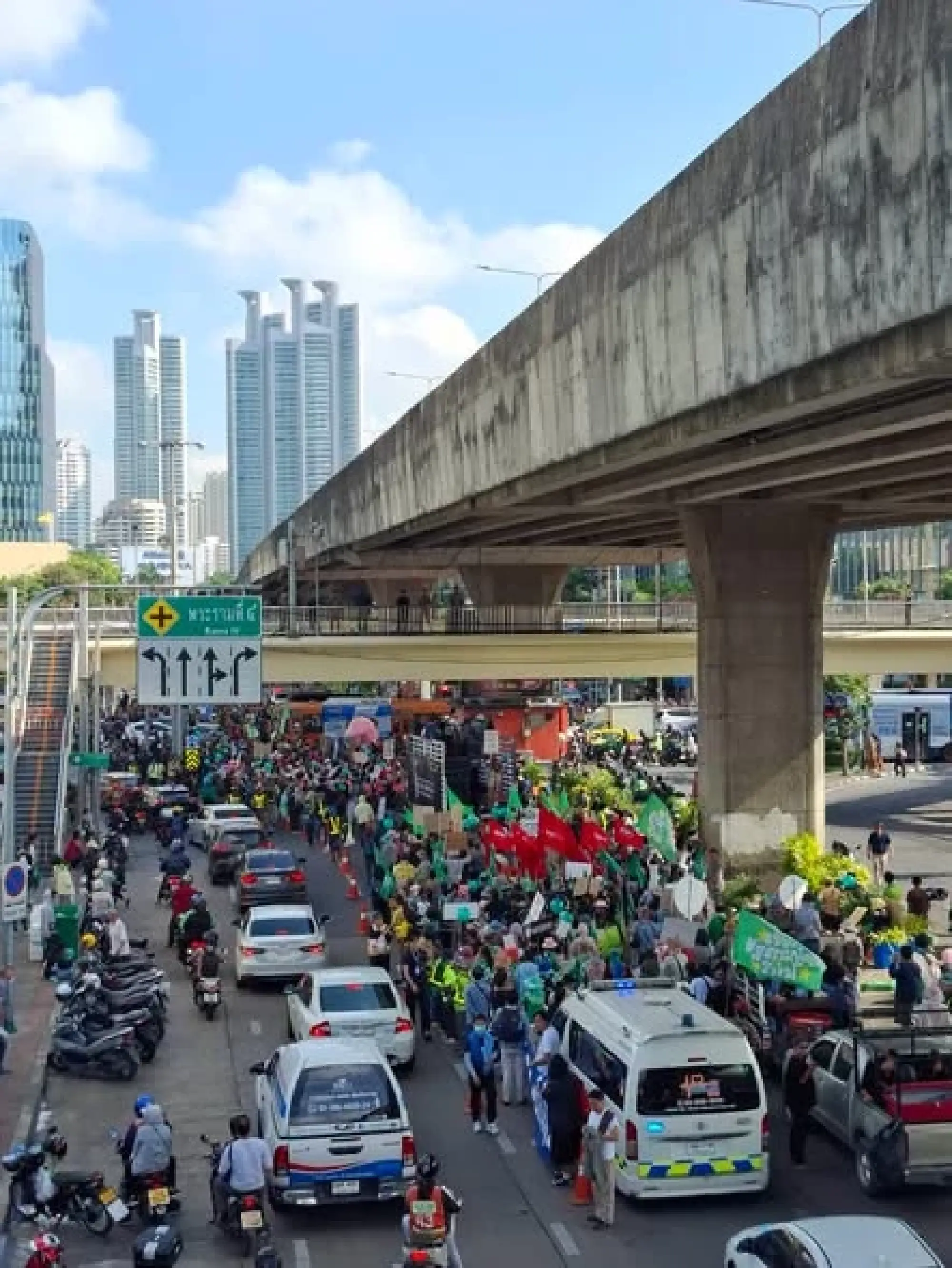 Anti-IMF protesters face Bangkok police on October 15