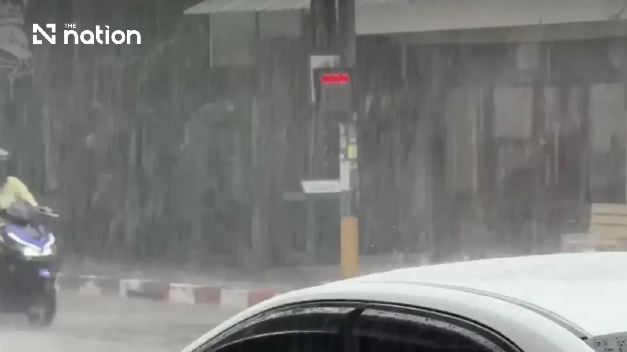 Chiang Mai storm lasts over an hour as roads flood on Oct 5