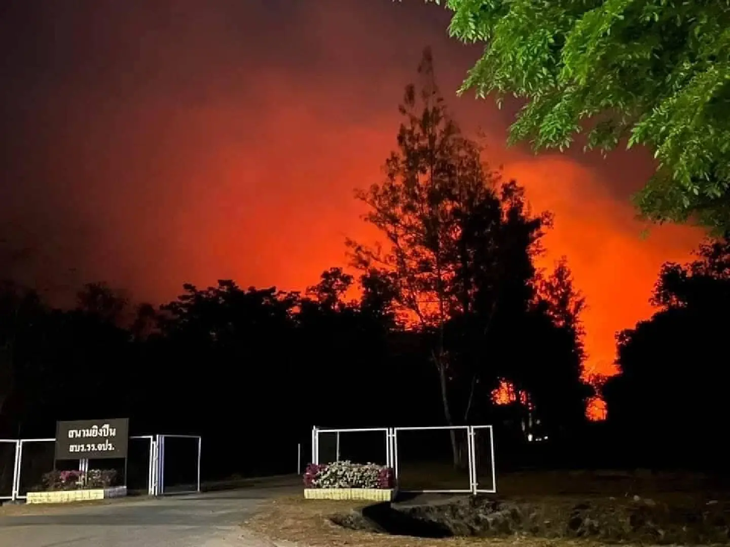 Big Wildfire in Khao Laem, Nakhon Nayok - Photo 4