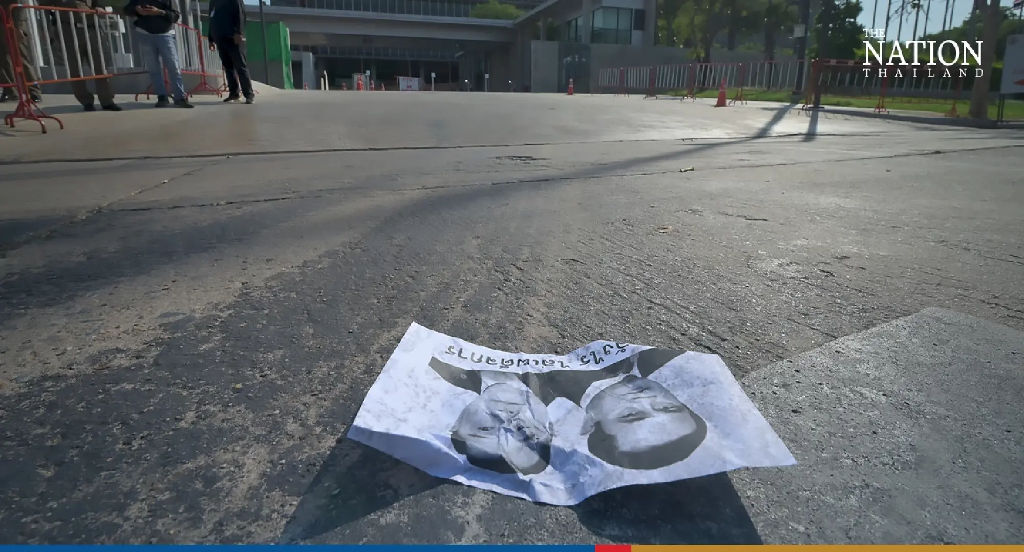 Bangkok pro-democracy group shows up at Parliament to ‘wash off dictatorship’ - Photo 6