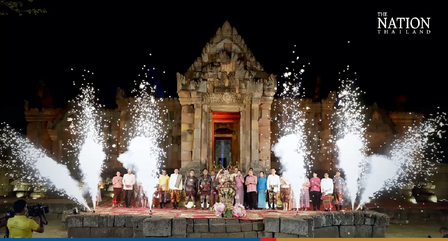 Local folklore show wins hearts of tourists at Buri Ram cultural festival - Photo 4