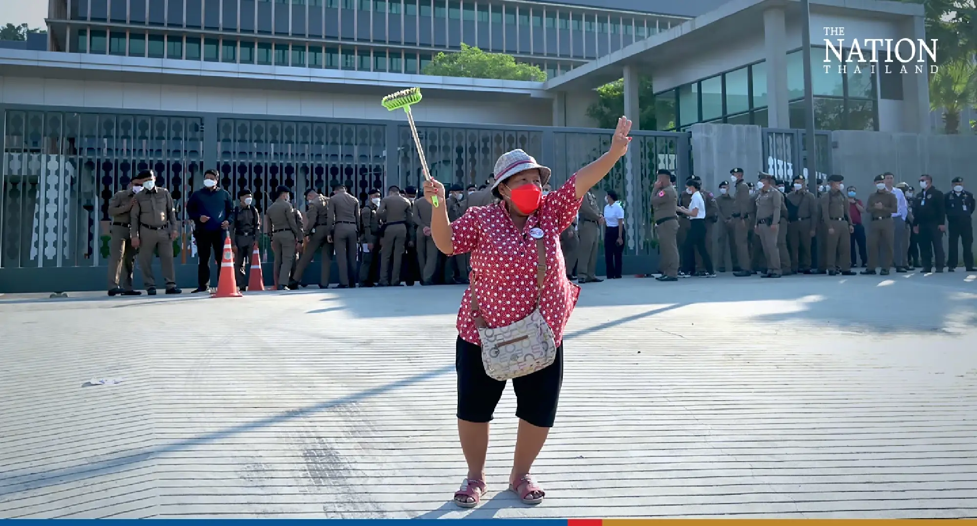 Bangkok pro-democracy group shows up at Parliament to ‘wash off dictatorship’ - Photo 7