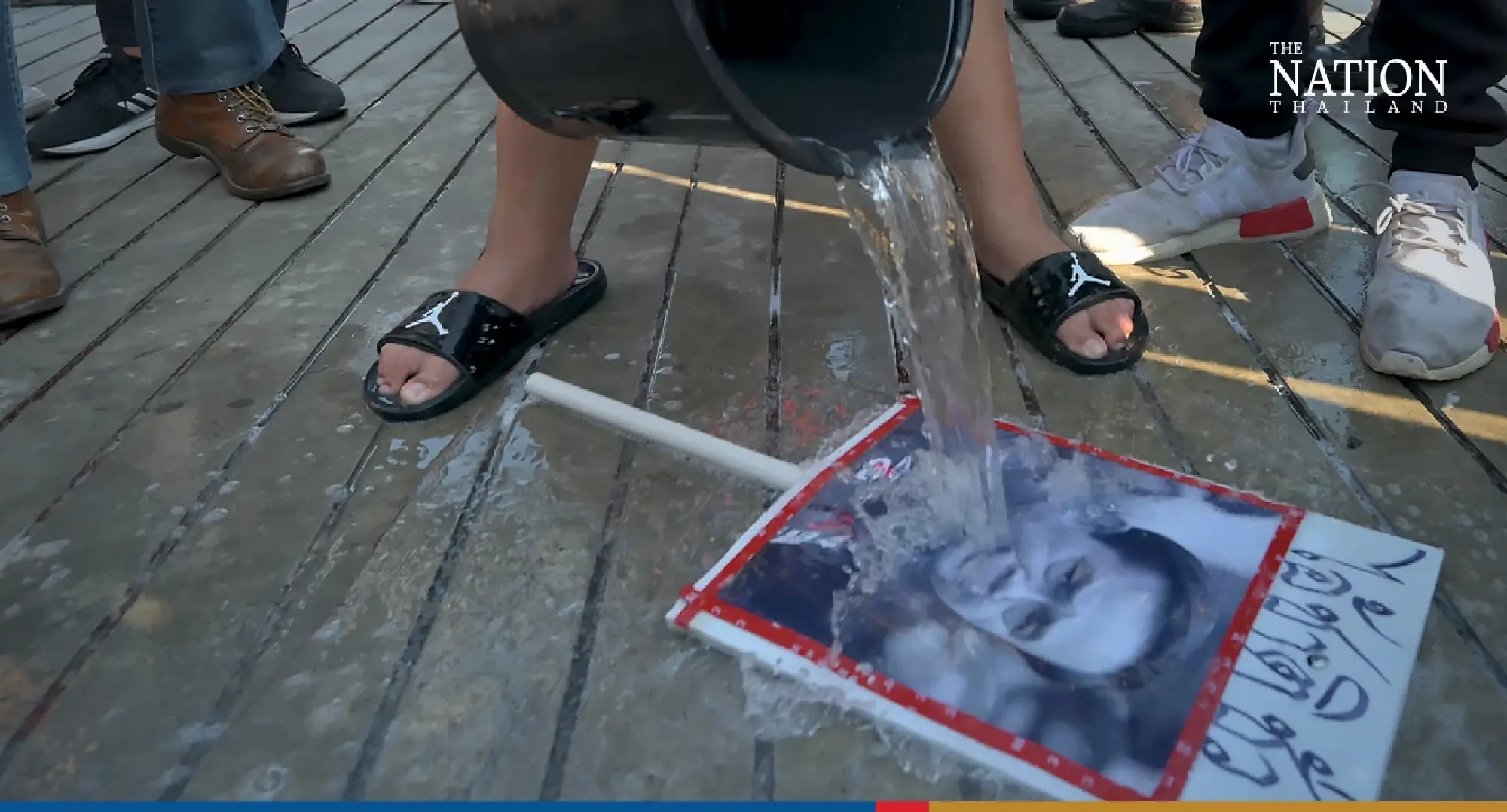 Bangkok pro-democracy group shows up at Parliament to ‘wash off dictatorship’ - Photo 11